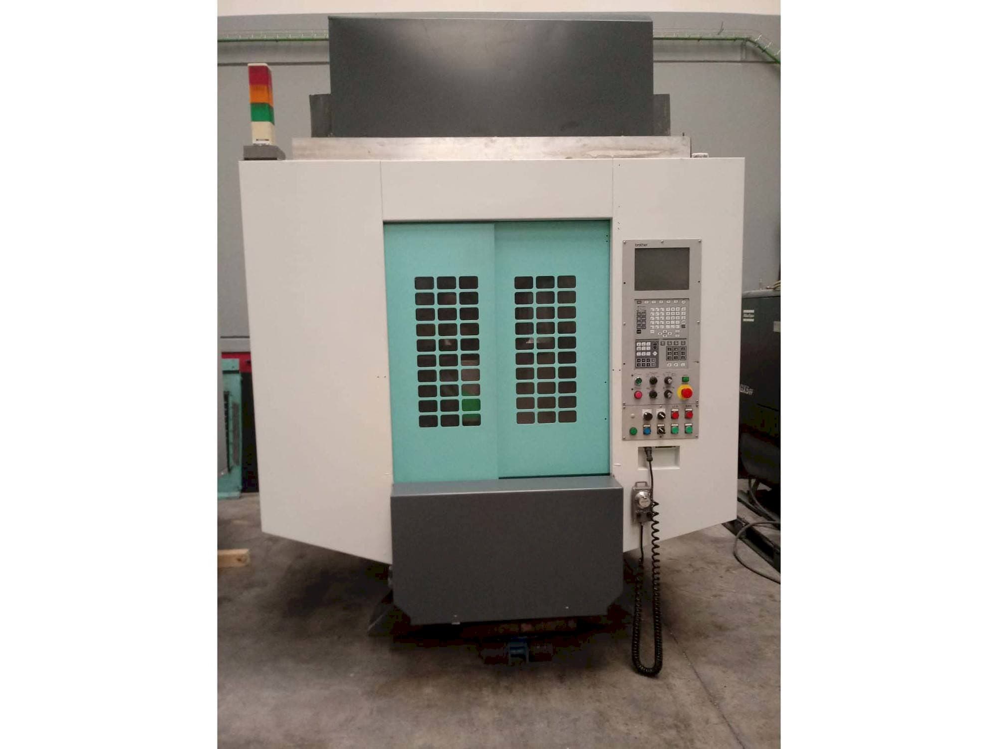 Vista frontal de la máquina Brother TC-S2DN-O