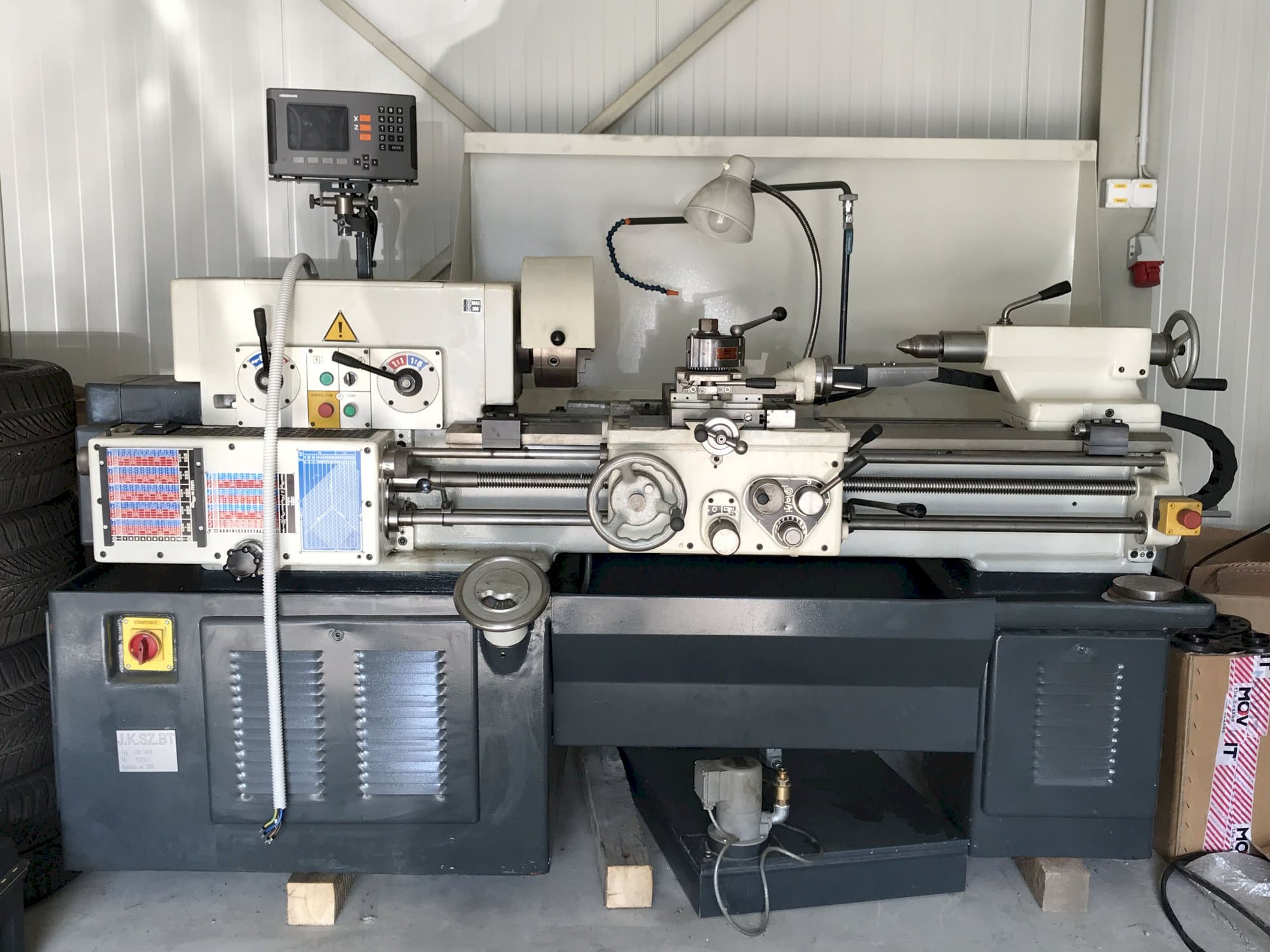 Vista frontal de la máquina TOS JSV-18RA