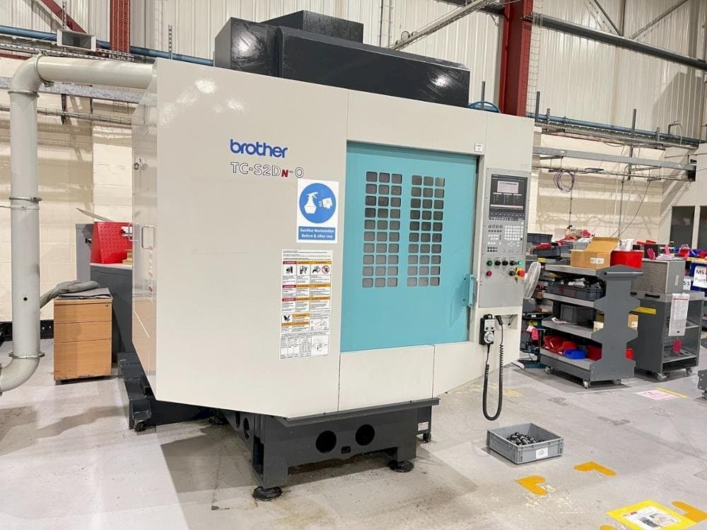 Vista frontal de la máquina Brother TC-S2DN-0