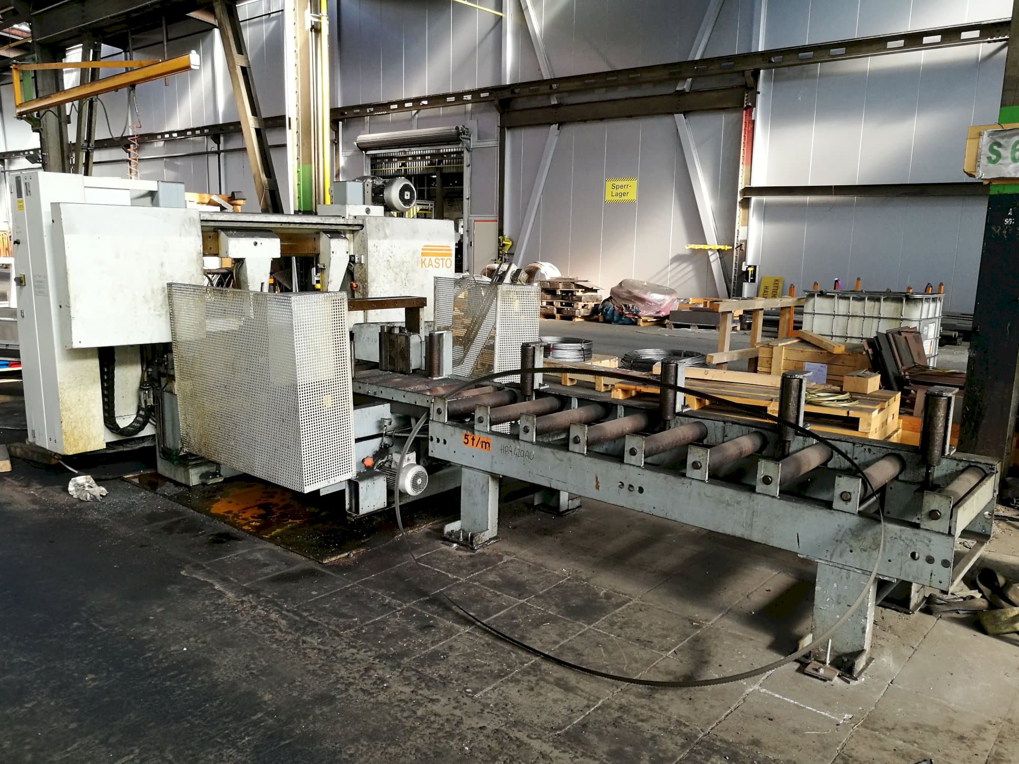 Vista derecha de la máquina KASTO HBA 420 AU