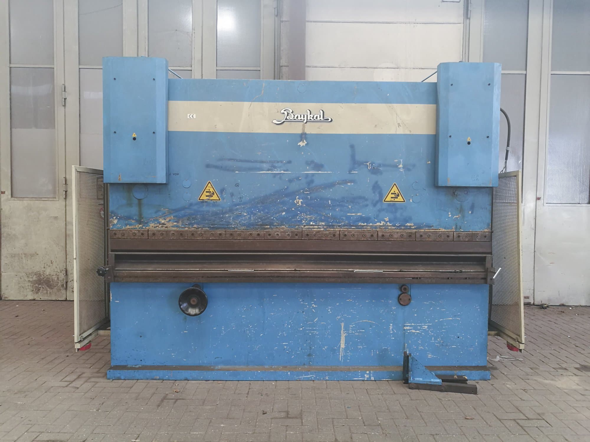 Vista frontal de la máquina Baykal APH 3112x220