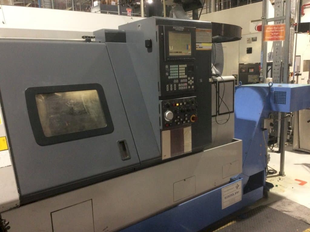 Vista lateral izquierda de la máquina Mazak Super Quick Turn 200M