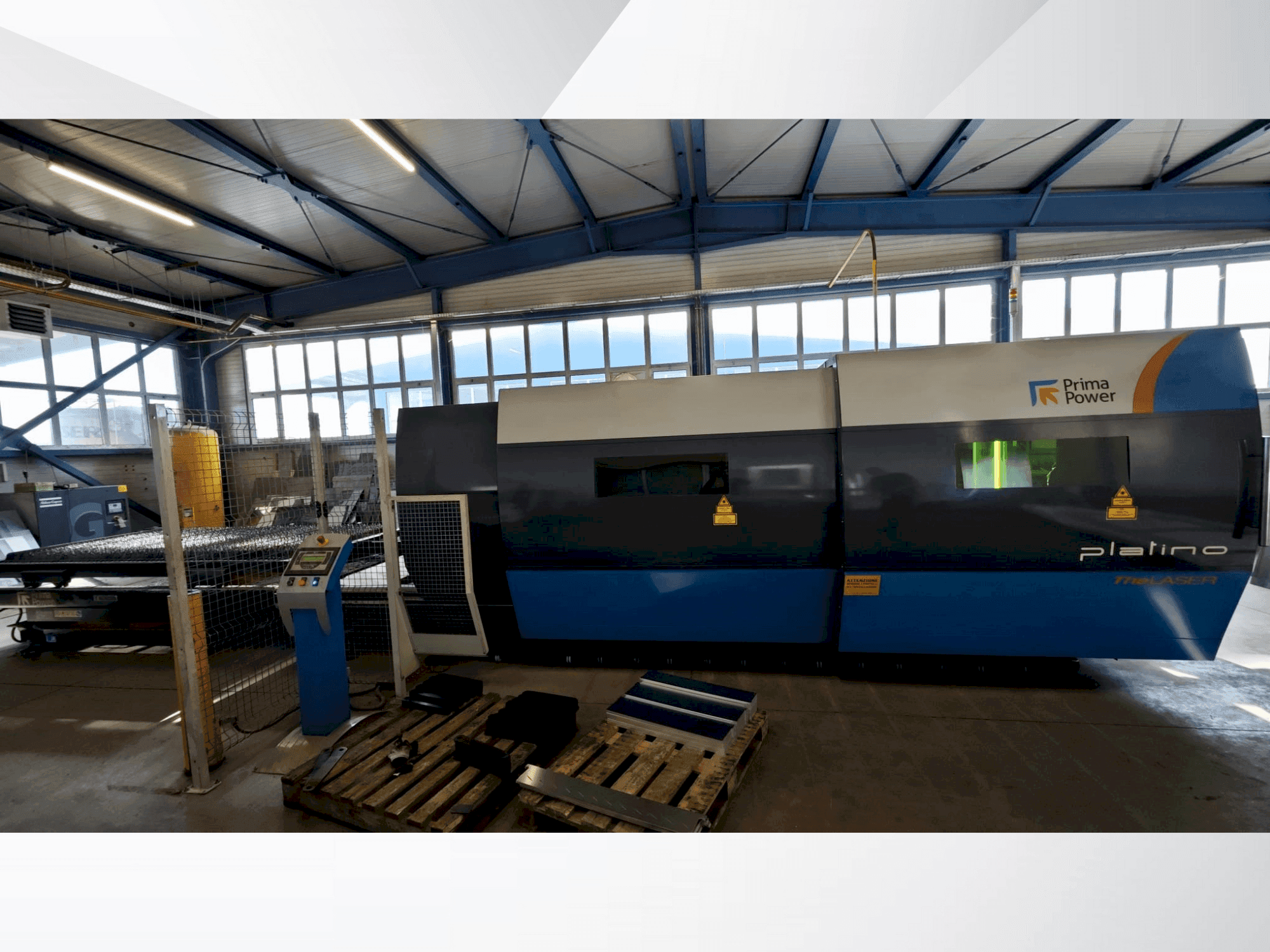Vista frontal de la máquina Prima Power PLATINO FIBER