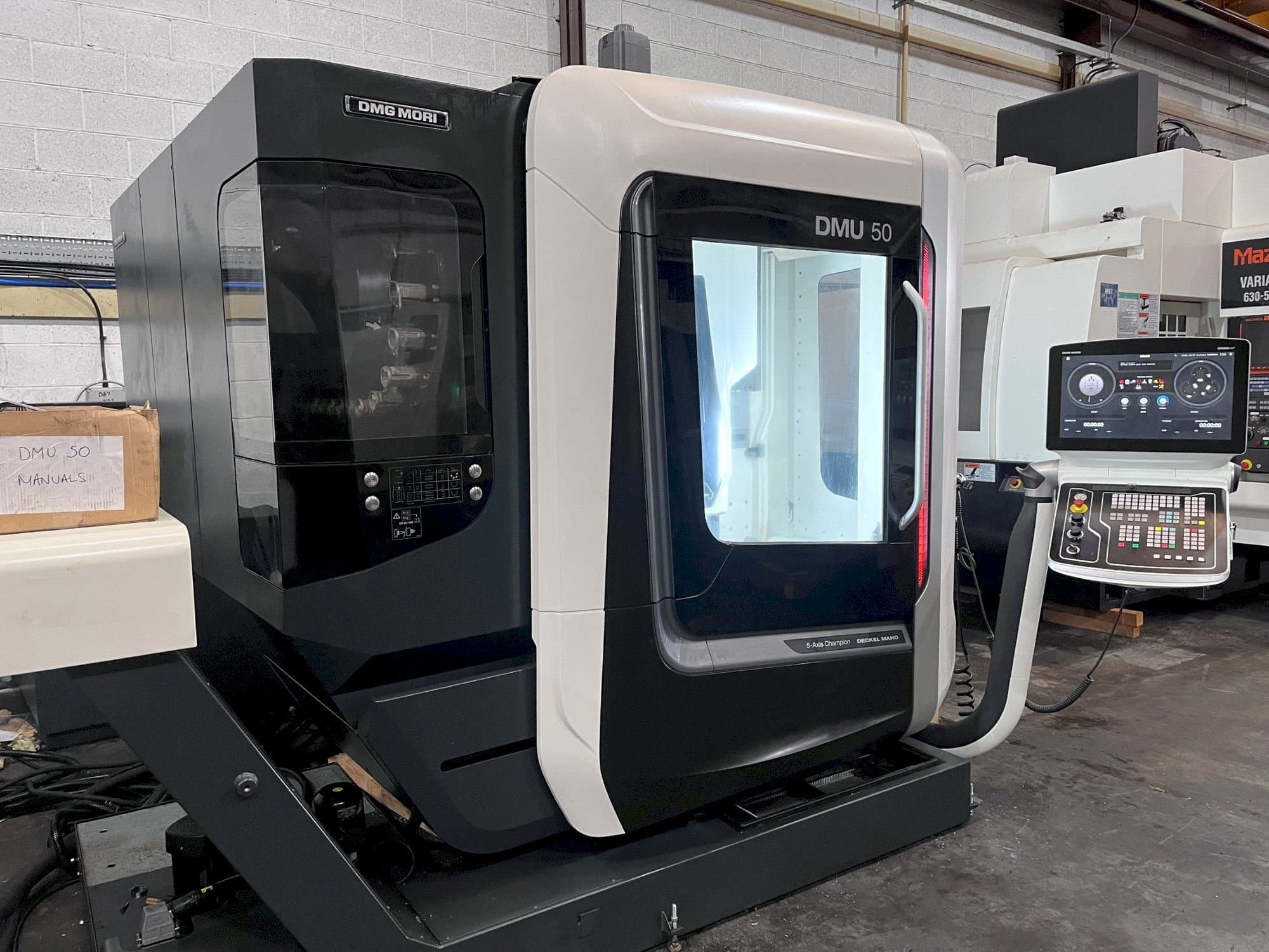 Vista frontal de la máquina DMG DMU 50