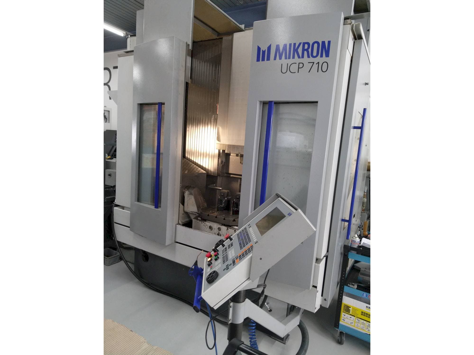 Vista frontal de la máquina MIKRON UCP 710