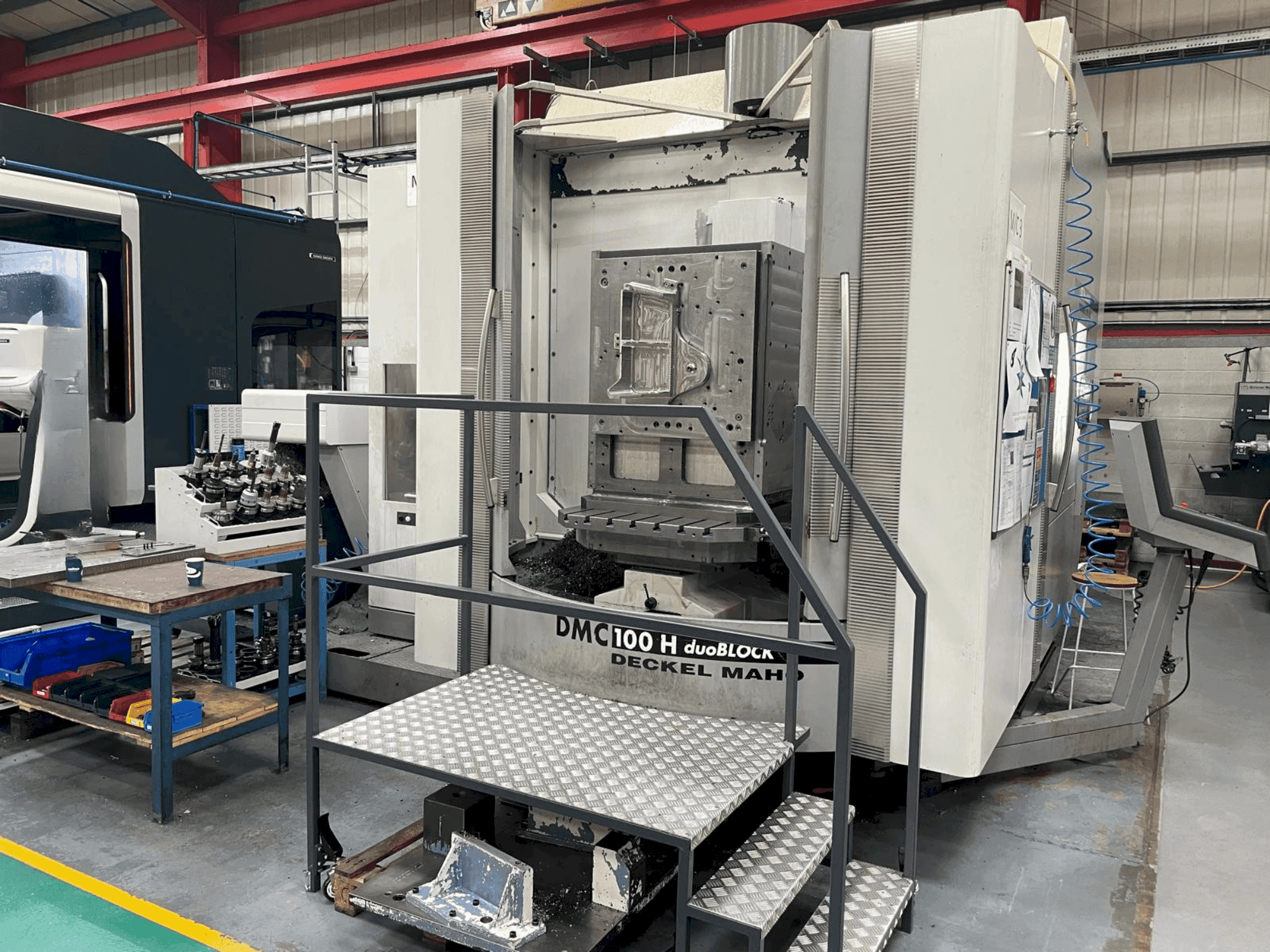 Vista frontal de la máquina DMG DECKEL MAHO DMC 100H duoBLOCK