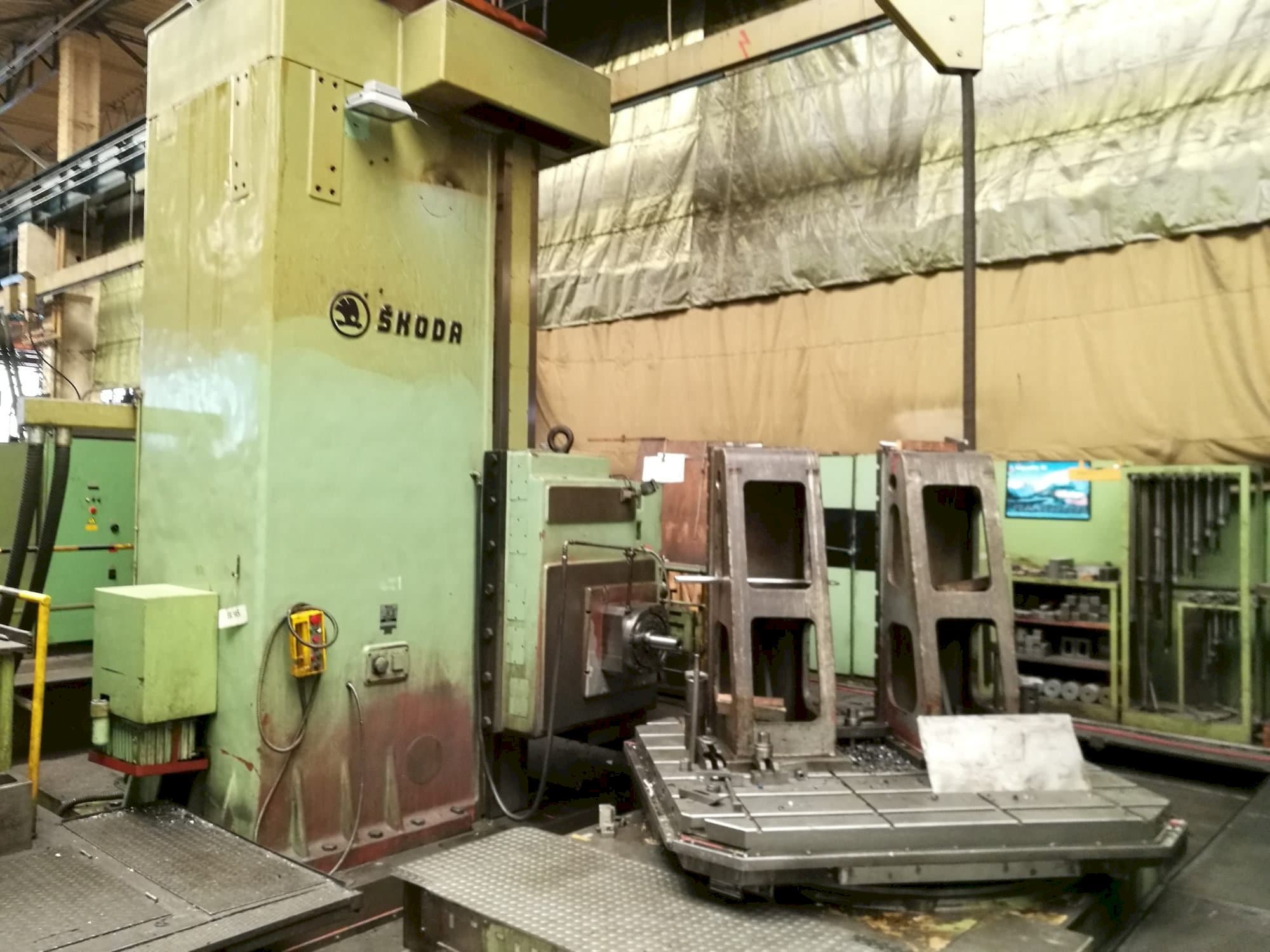 Vista frontal de la máquina SKODA WI 130