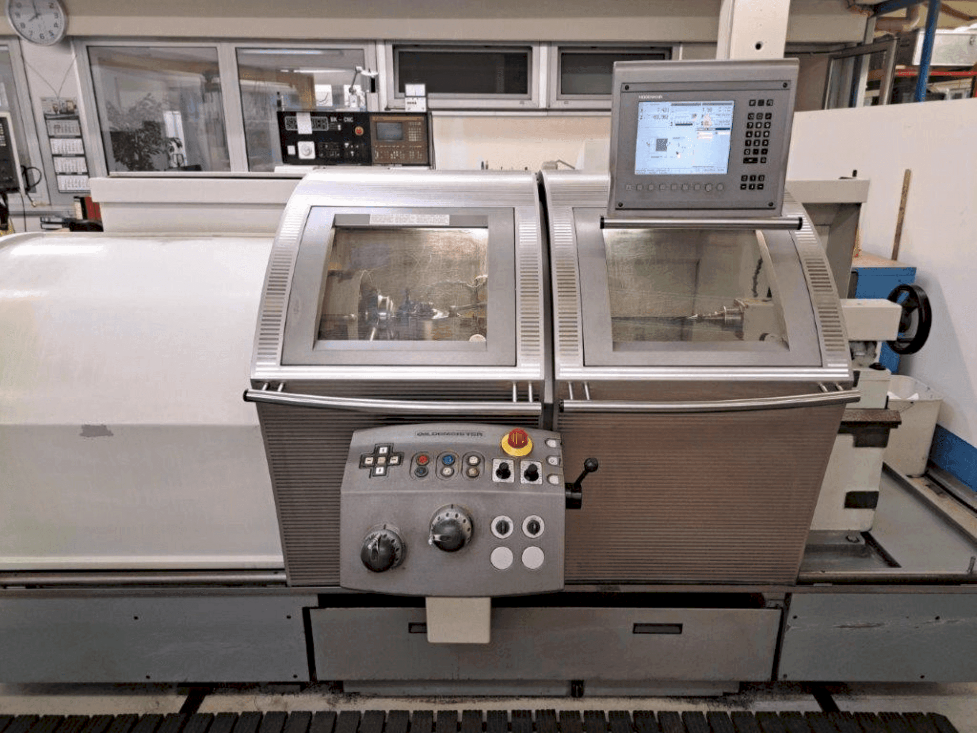 Vista frontal de la máquina Gildemeister NEF520