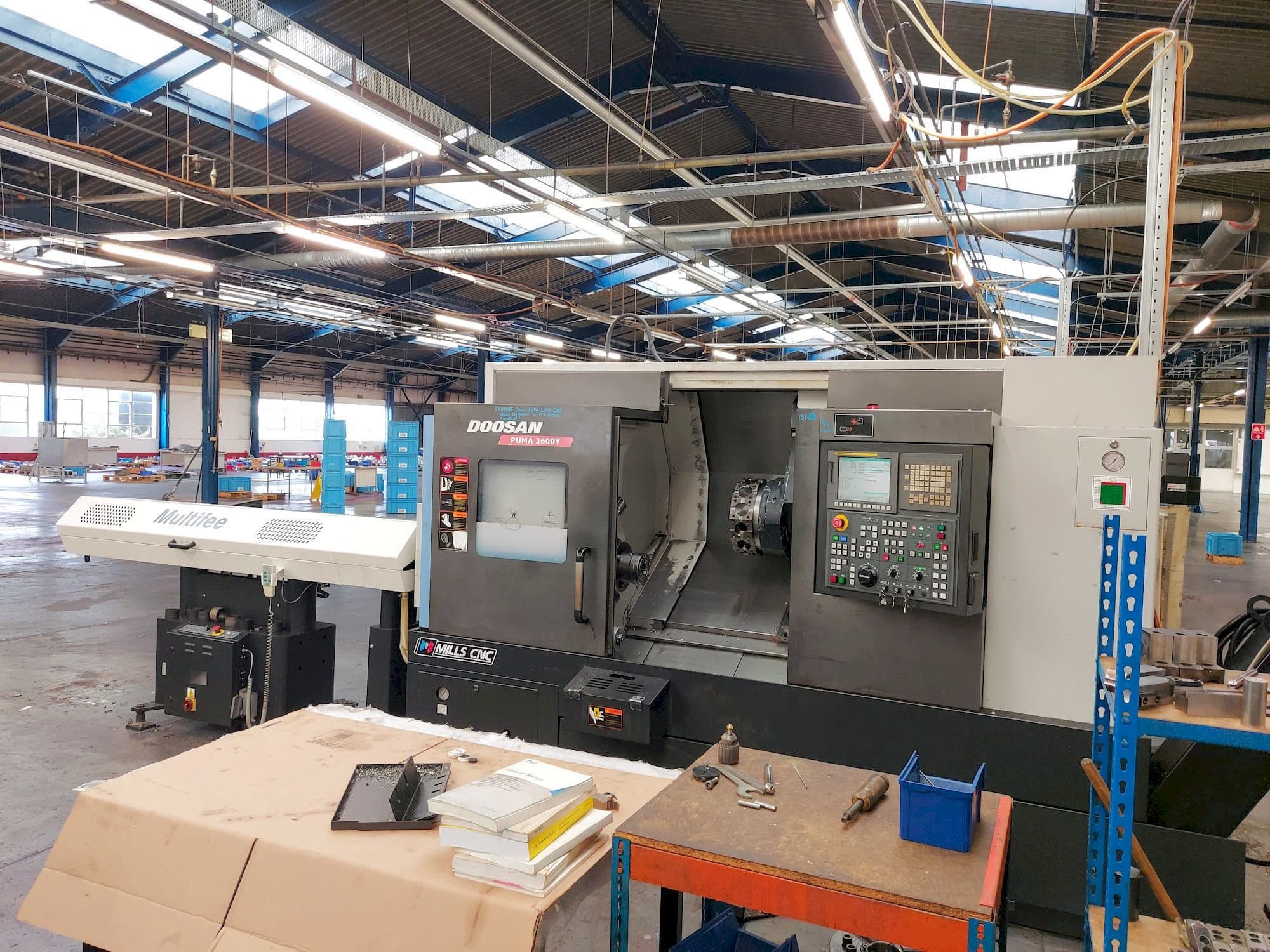 Vista frontal de la máquina Doosan Puma 2600Y