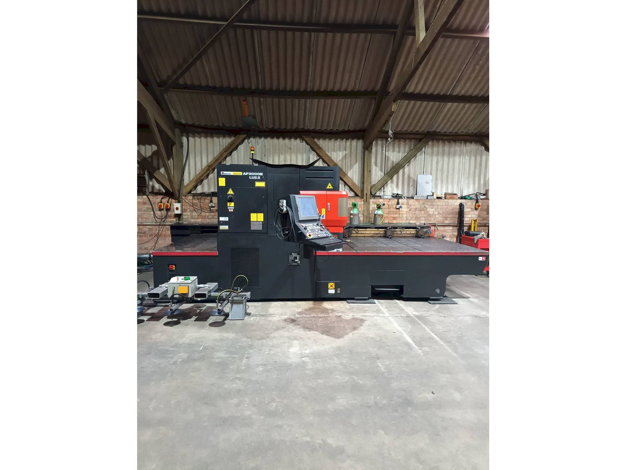 Vista frontal de la máquina AMADA LC 2415 alpha 4 NT