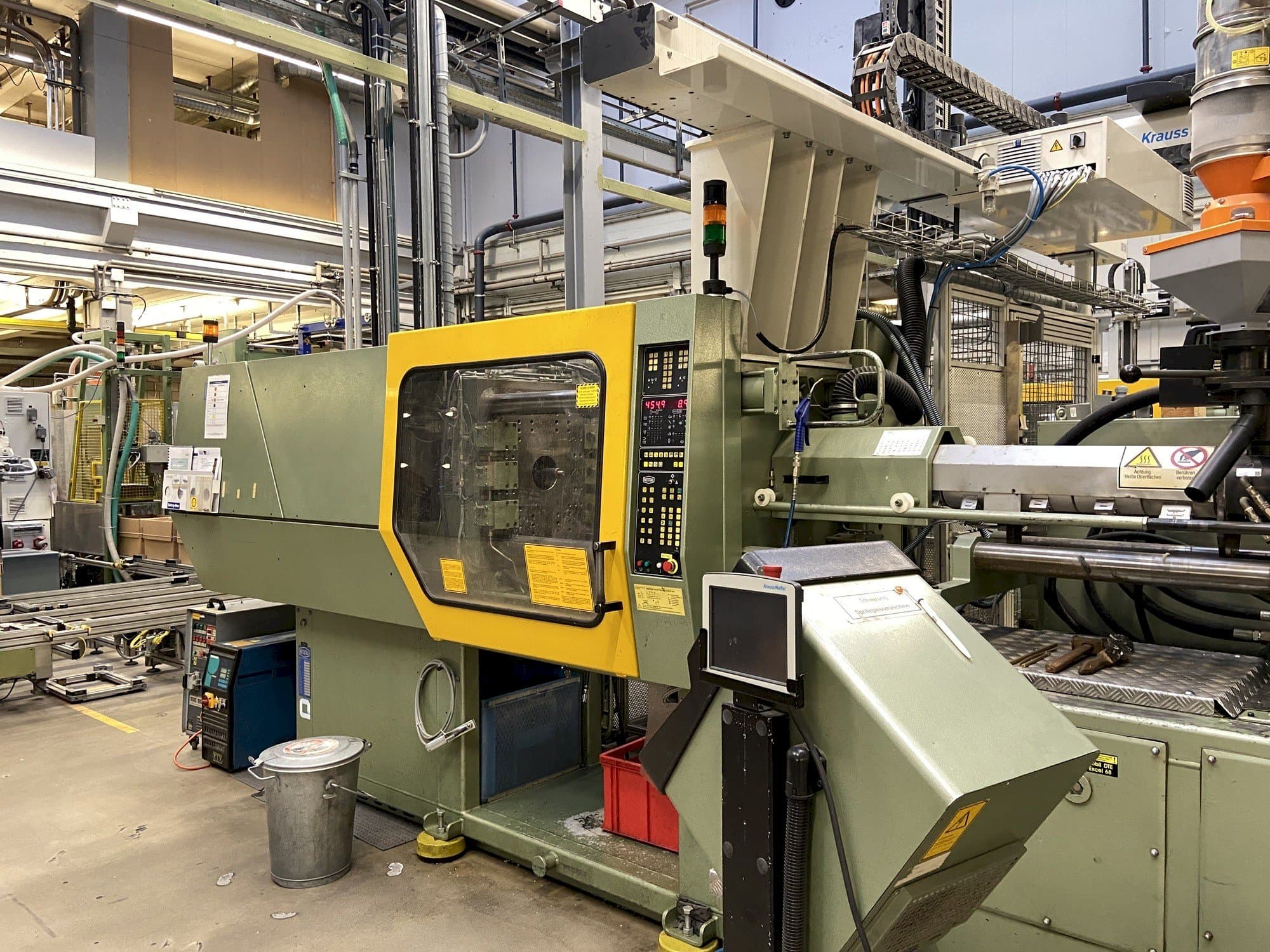 Vista frontal de la máquina Netstal Synergy 1500K/460