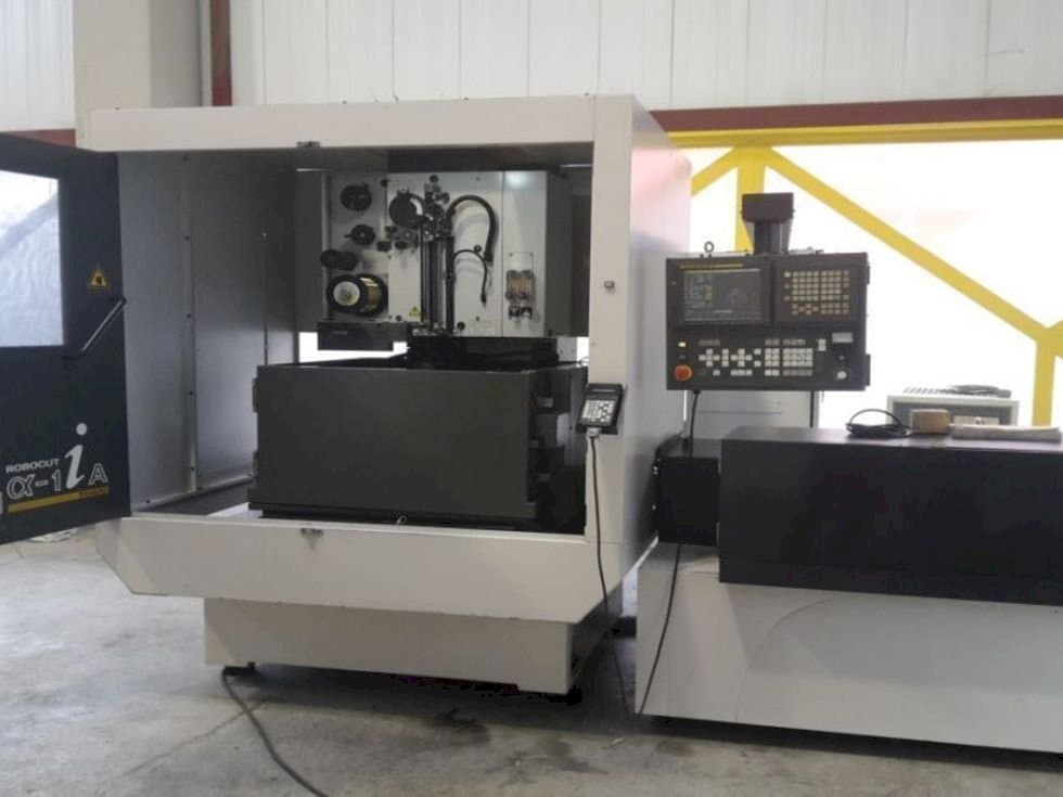 Vista frontal de la máquina FANUC Robocut α-1iA