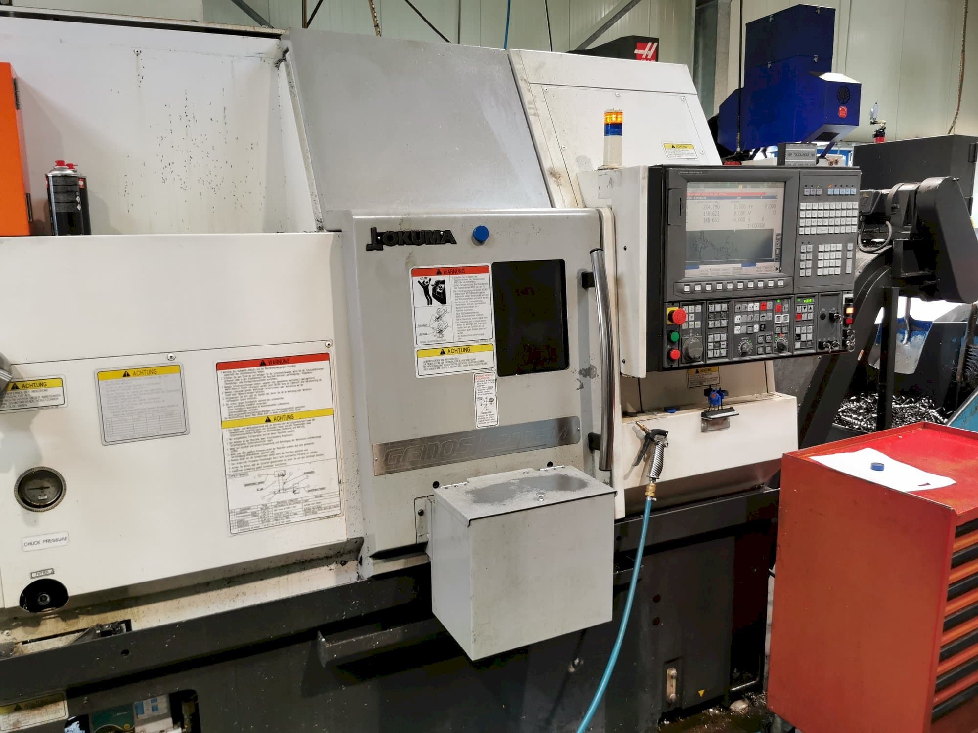 Vista frontal de la máquina Okuma GENOS L200E-MY