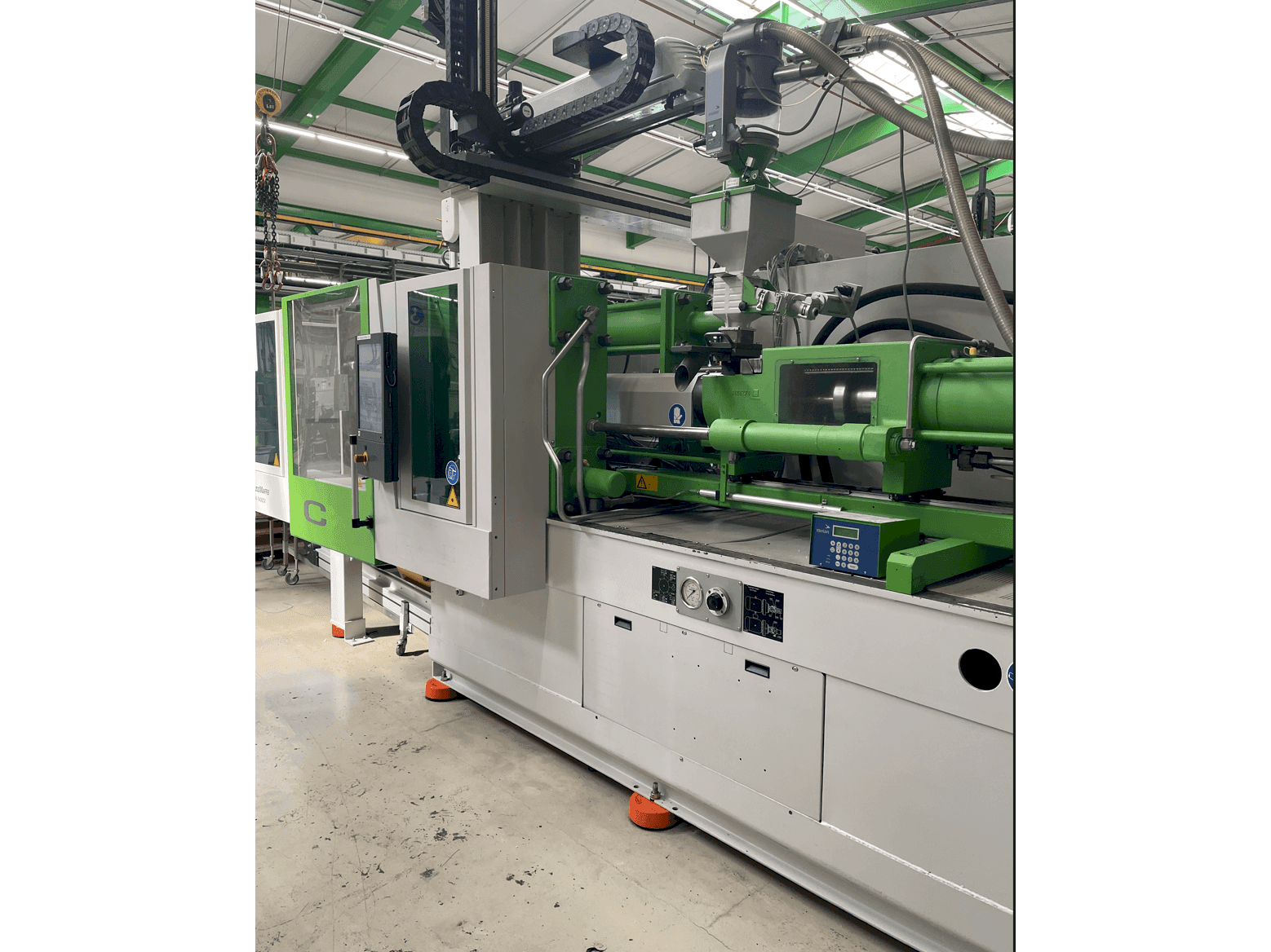 Vista frontal de la máquina Krauss Maffei KM 200-1400CM