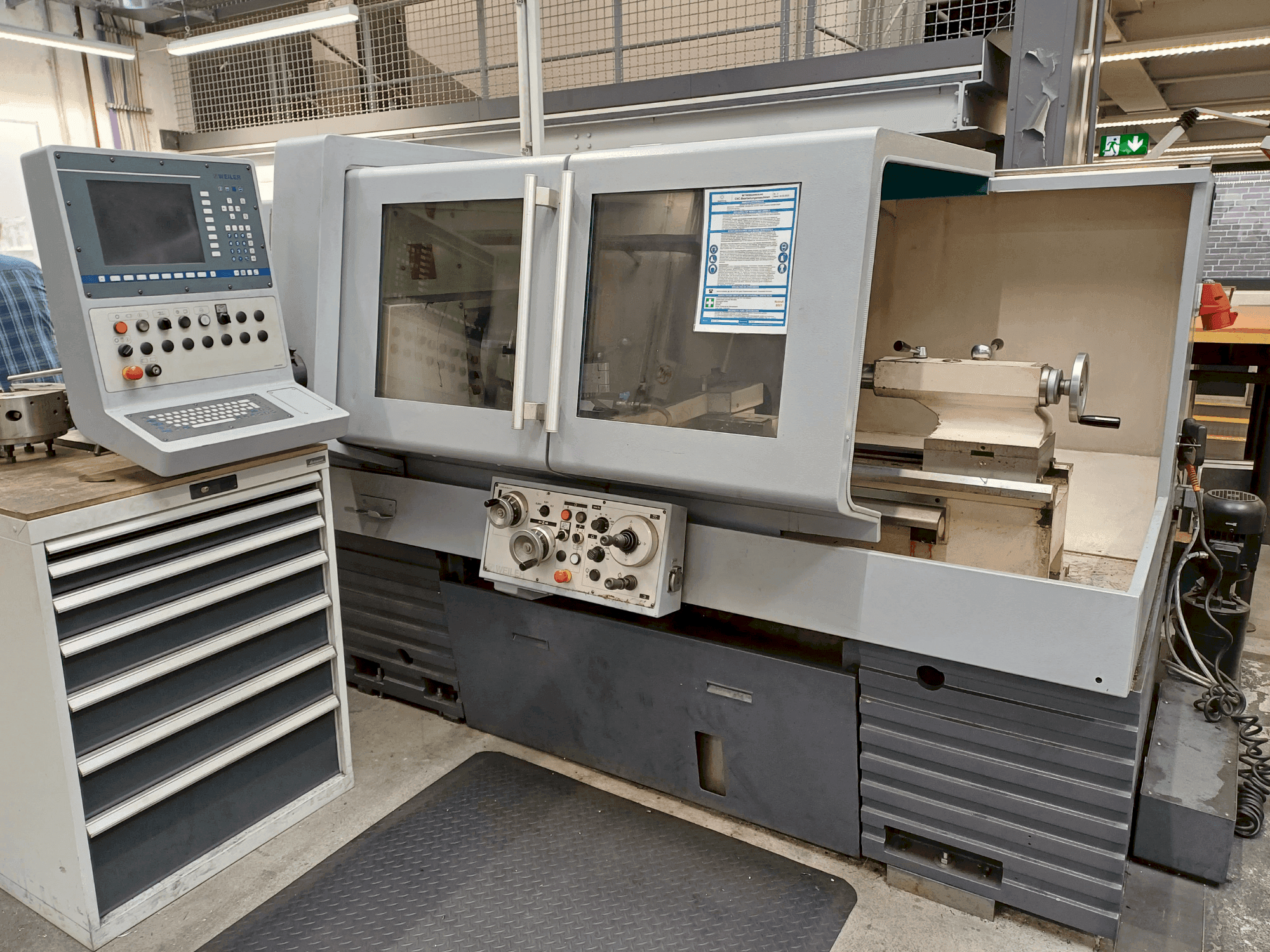 Vista frontal de la máquina Weiler E40