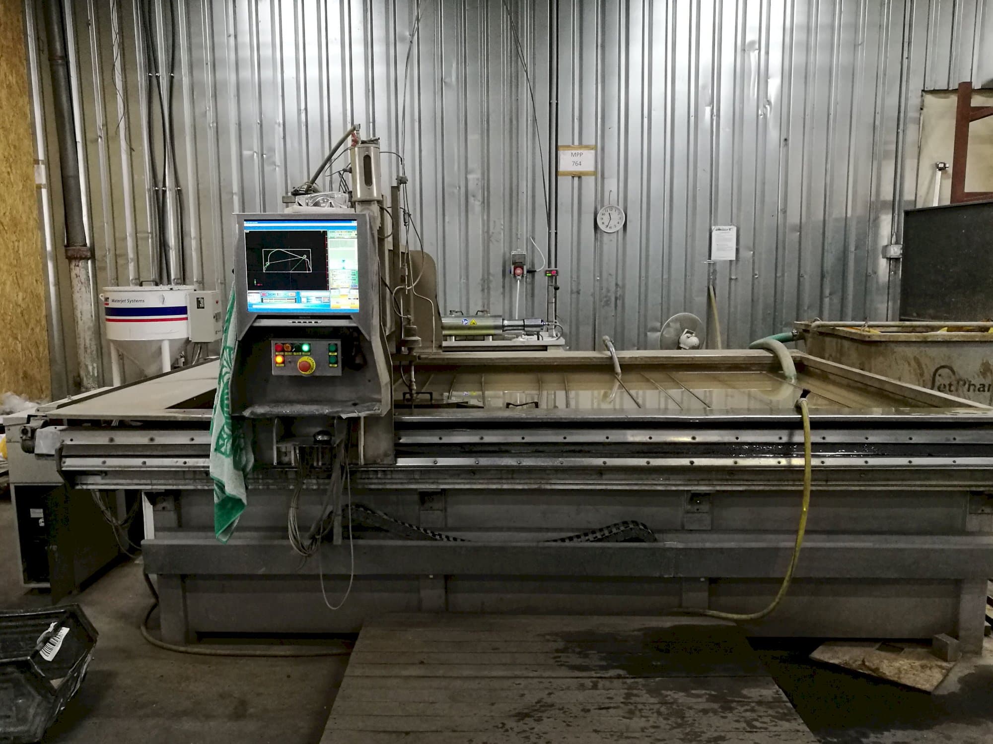 Vista frontal de la máquina KMT SLV 50 CLSC