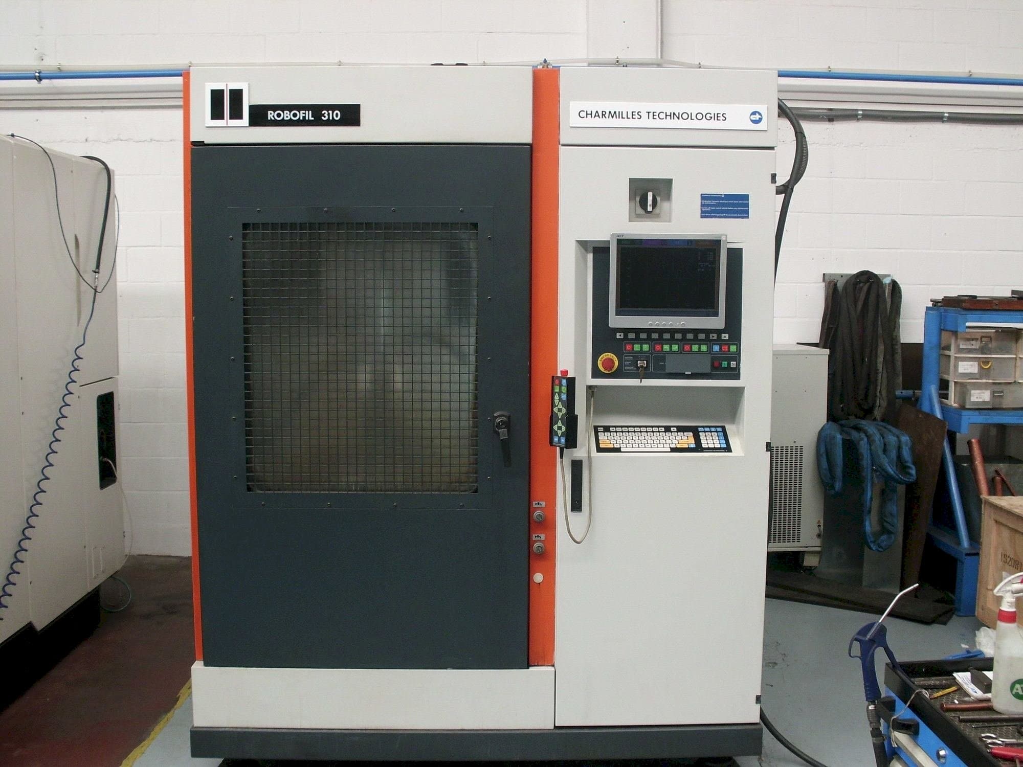 Vista frontal de la máquina CHARMILLES Robofil 310