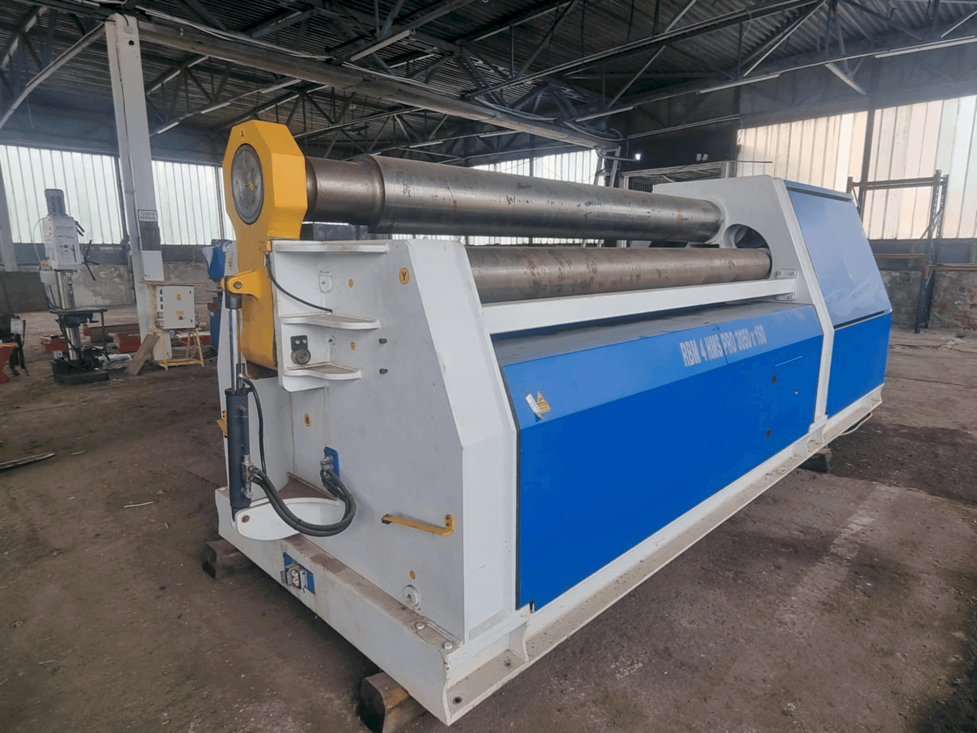 Vista frontal de la máquina Metallkraft  RBM 4 HMS Pro 3050-150