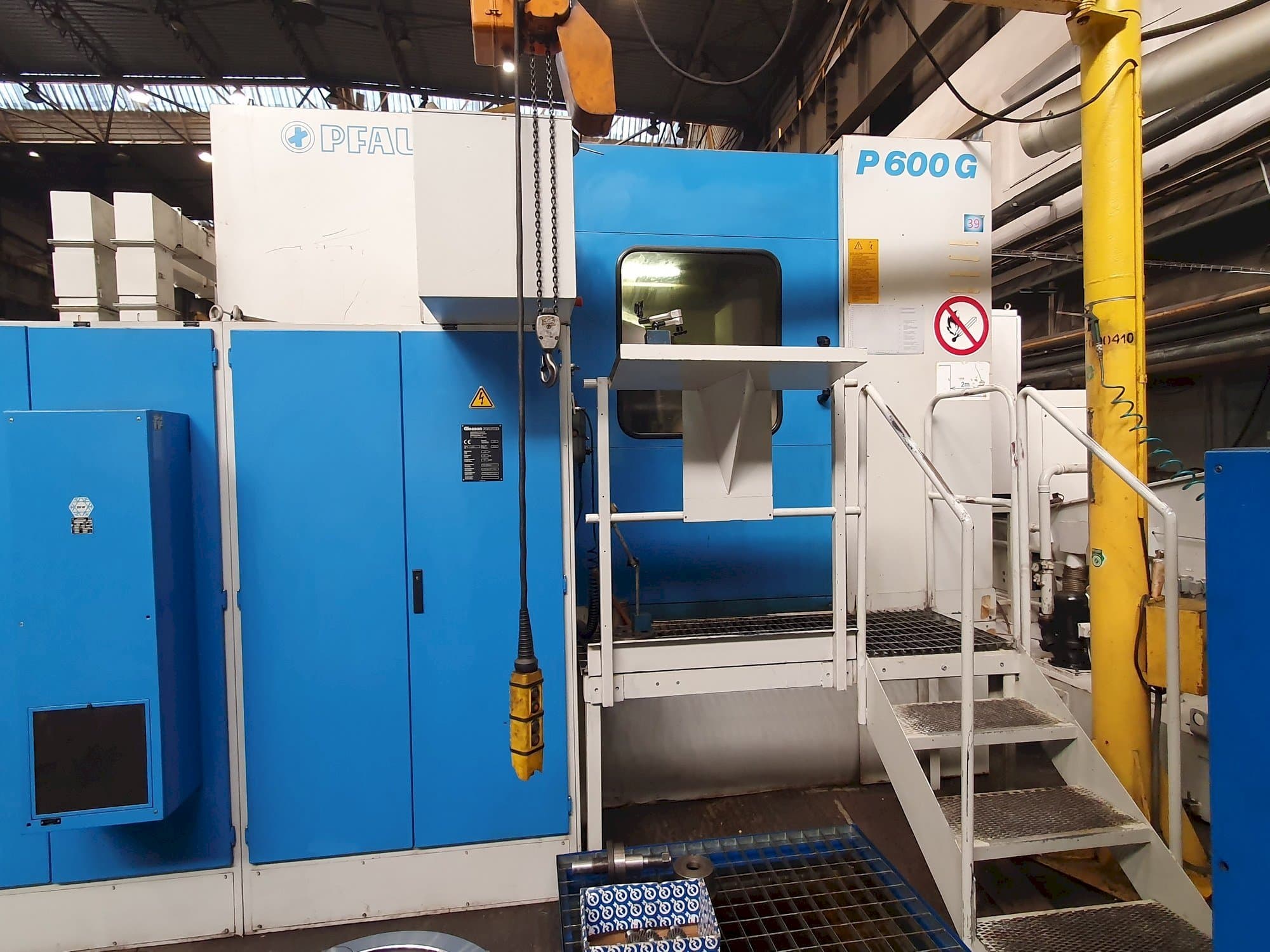 Vista frontal de la máquina Gleason PFAUTER P 600G