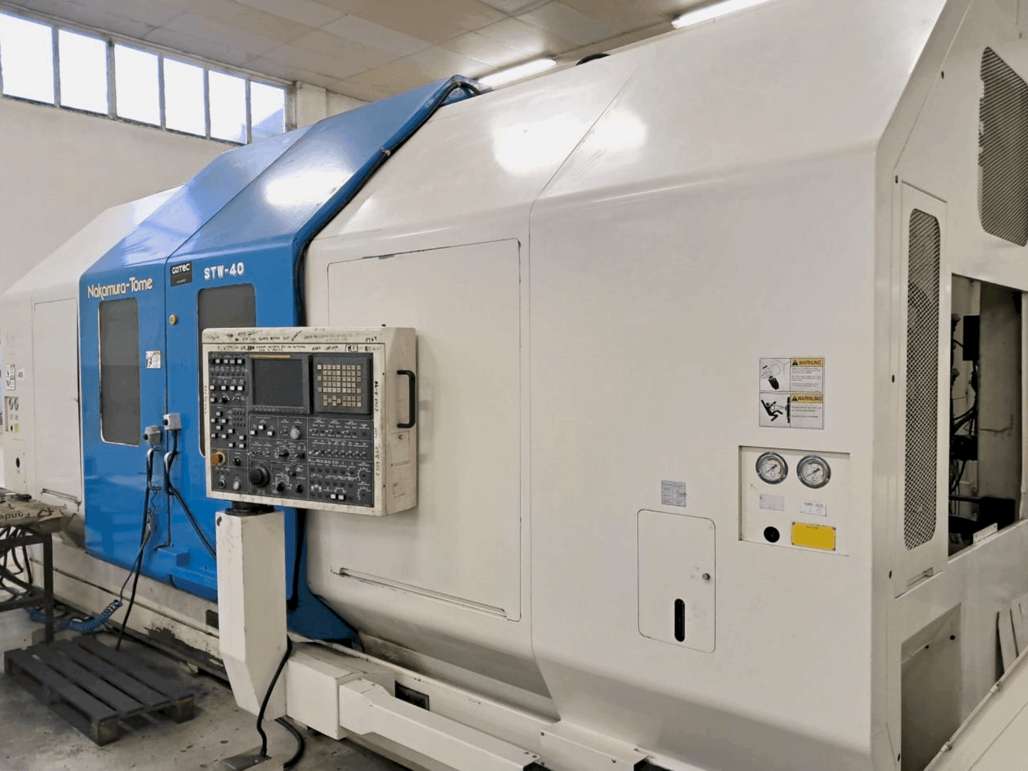 Vista frontal de la máquina NAKAMURA-TOME STW-40