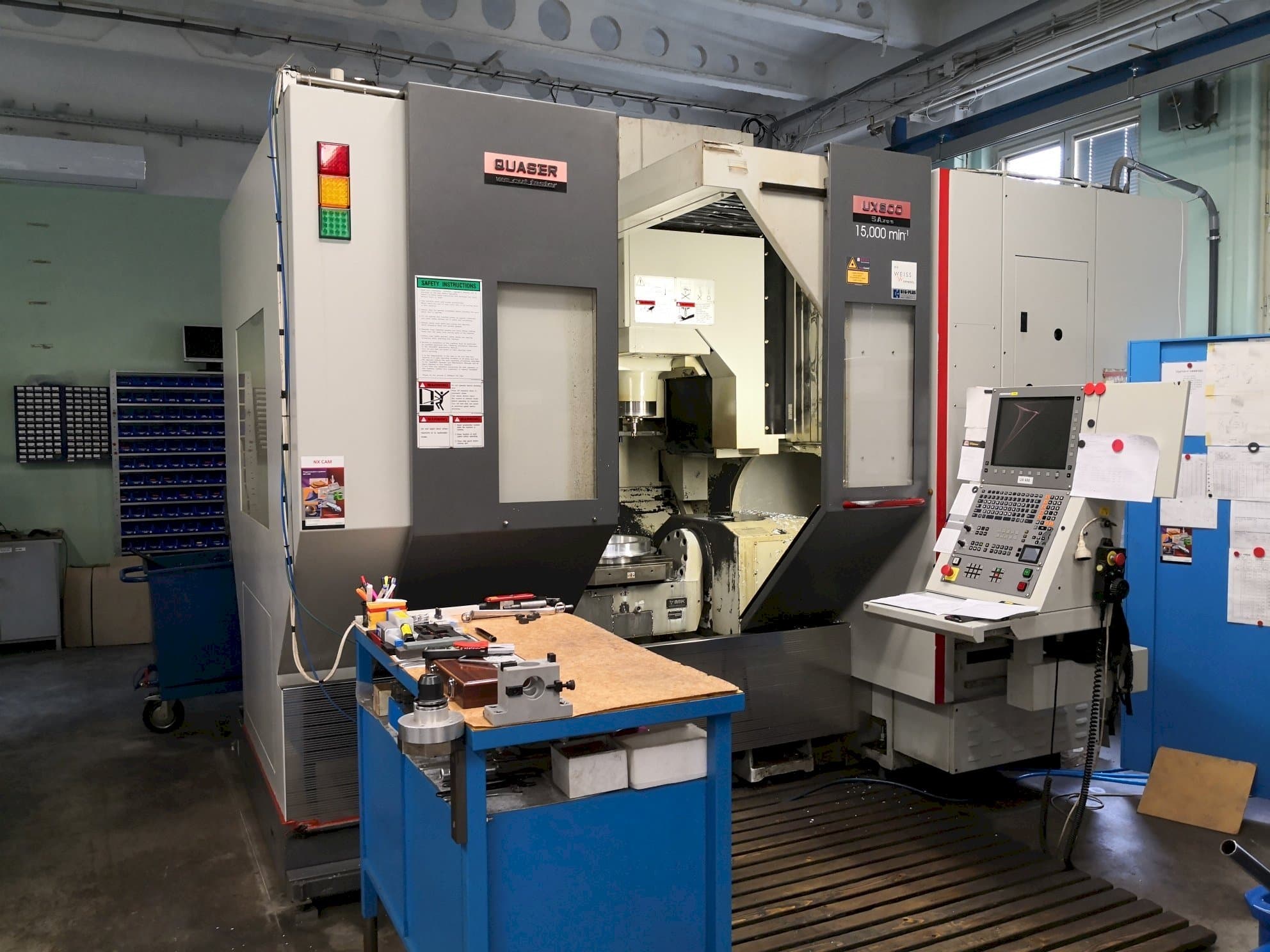 Vista frontal de la máquina Quaser UX-600