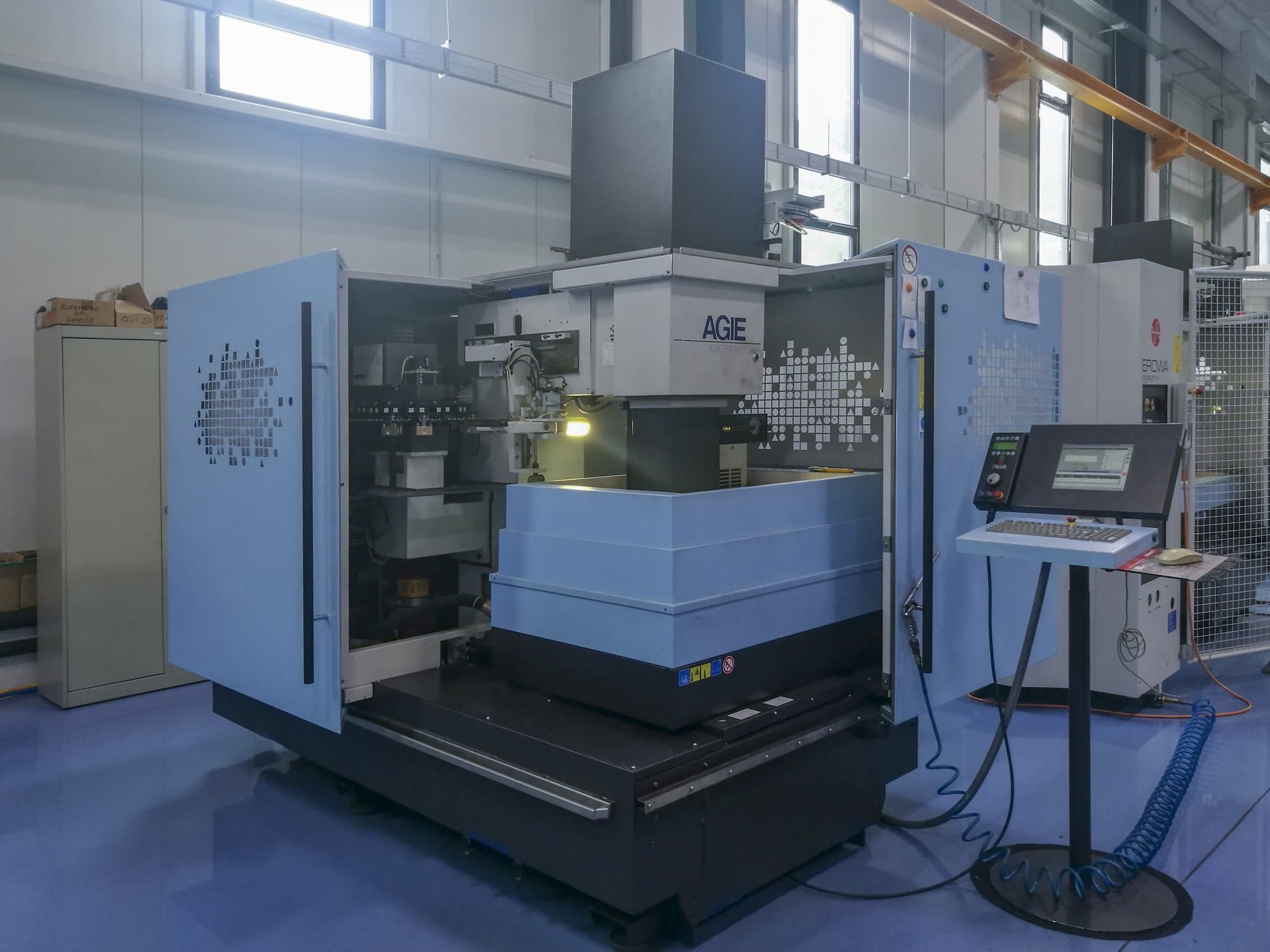 Vista frontal 1 de la máquina AGIE AGIETRON INNOVATION 2