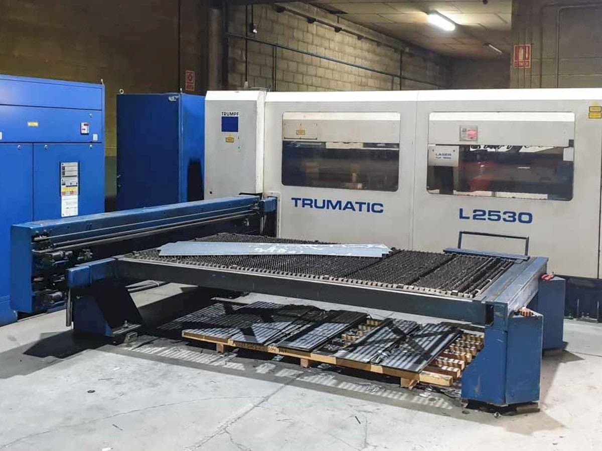 Vista frontal de la máquina Trumpf Trumatic L2530