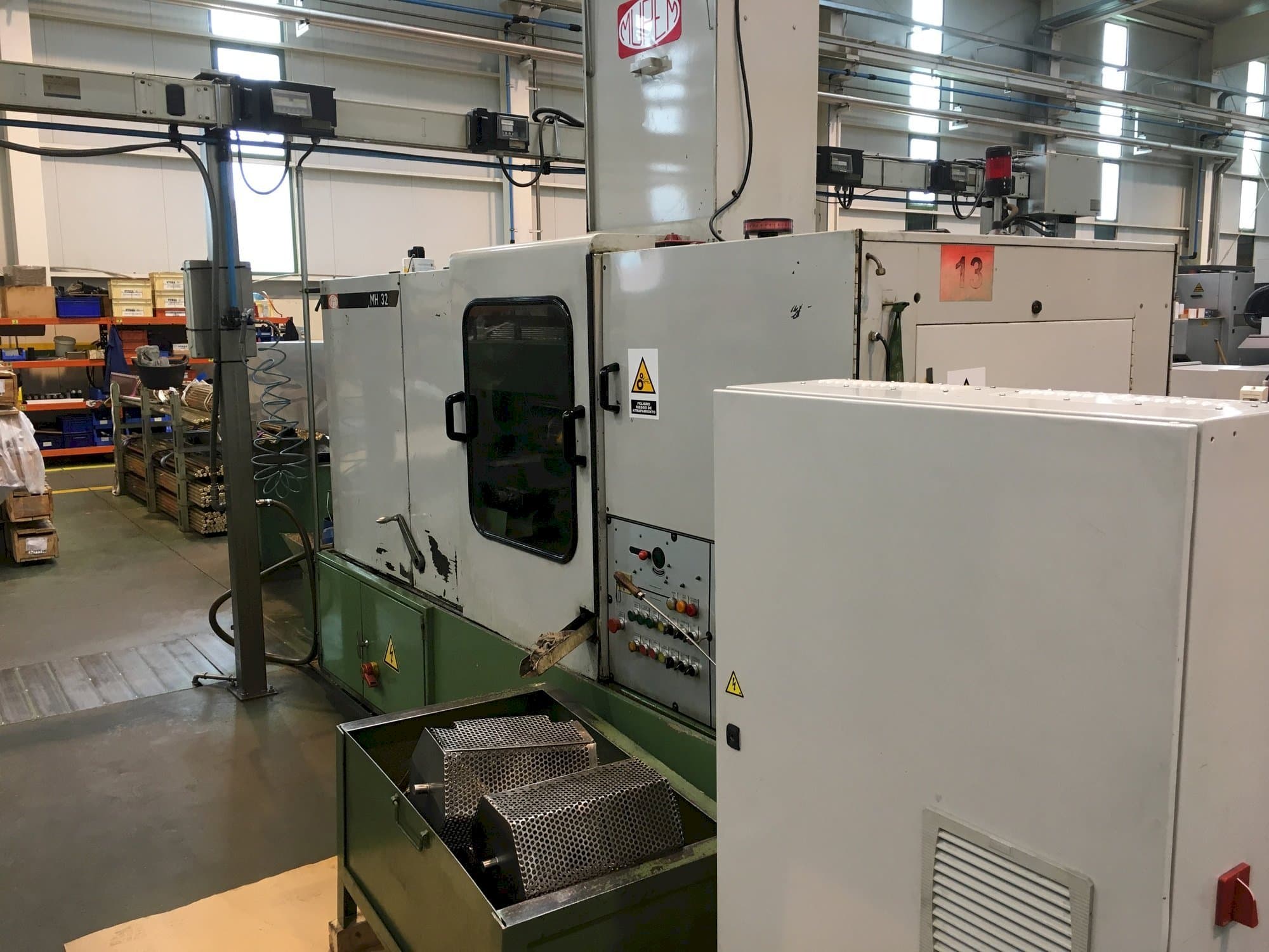 Vista frontal de la máquina Mupem MH 32