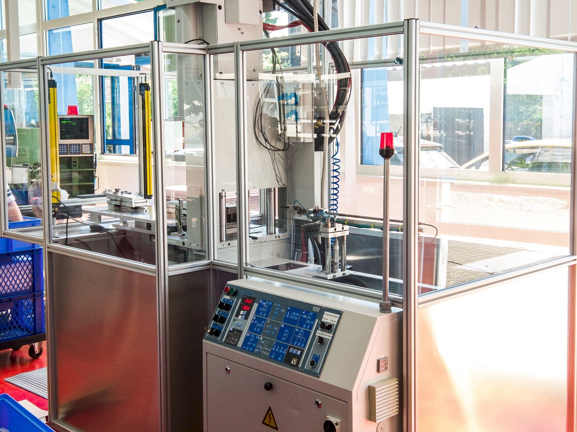 Vista frontal de la máquina Battenfeld PLUS 250V50