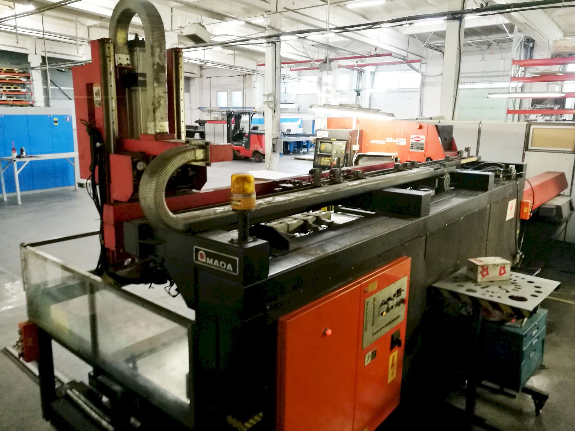 Vista lateral izquierda de la máquina AMADA ARIES 245