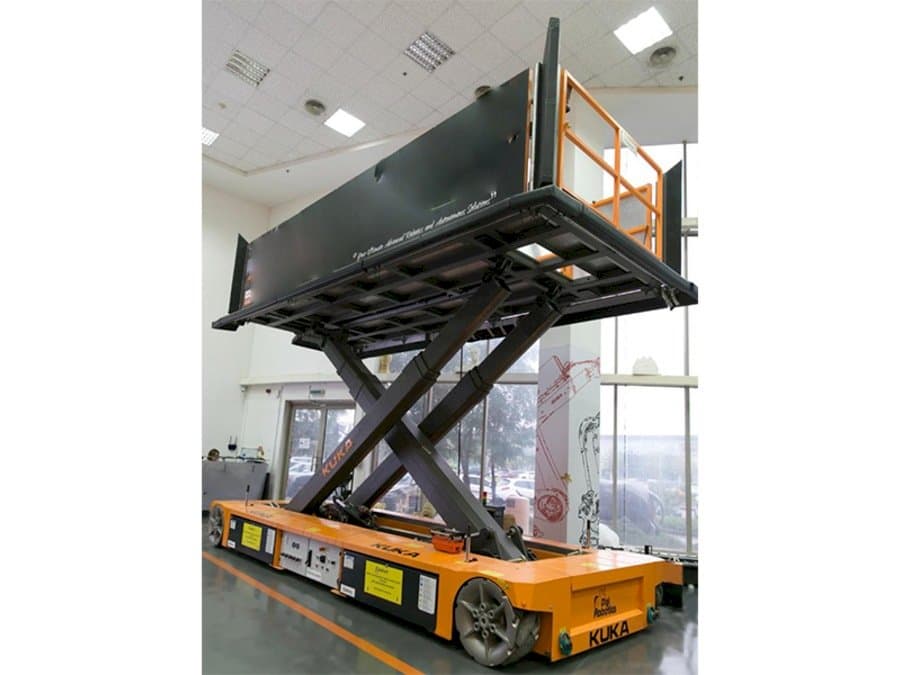 Vista frontal de la máquina KUKA KoM TL-3 E575 1000