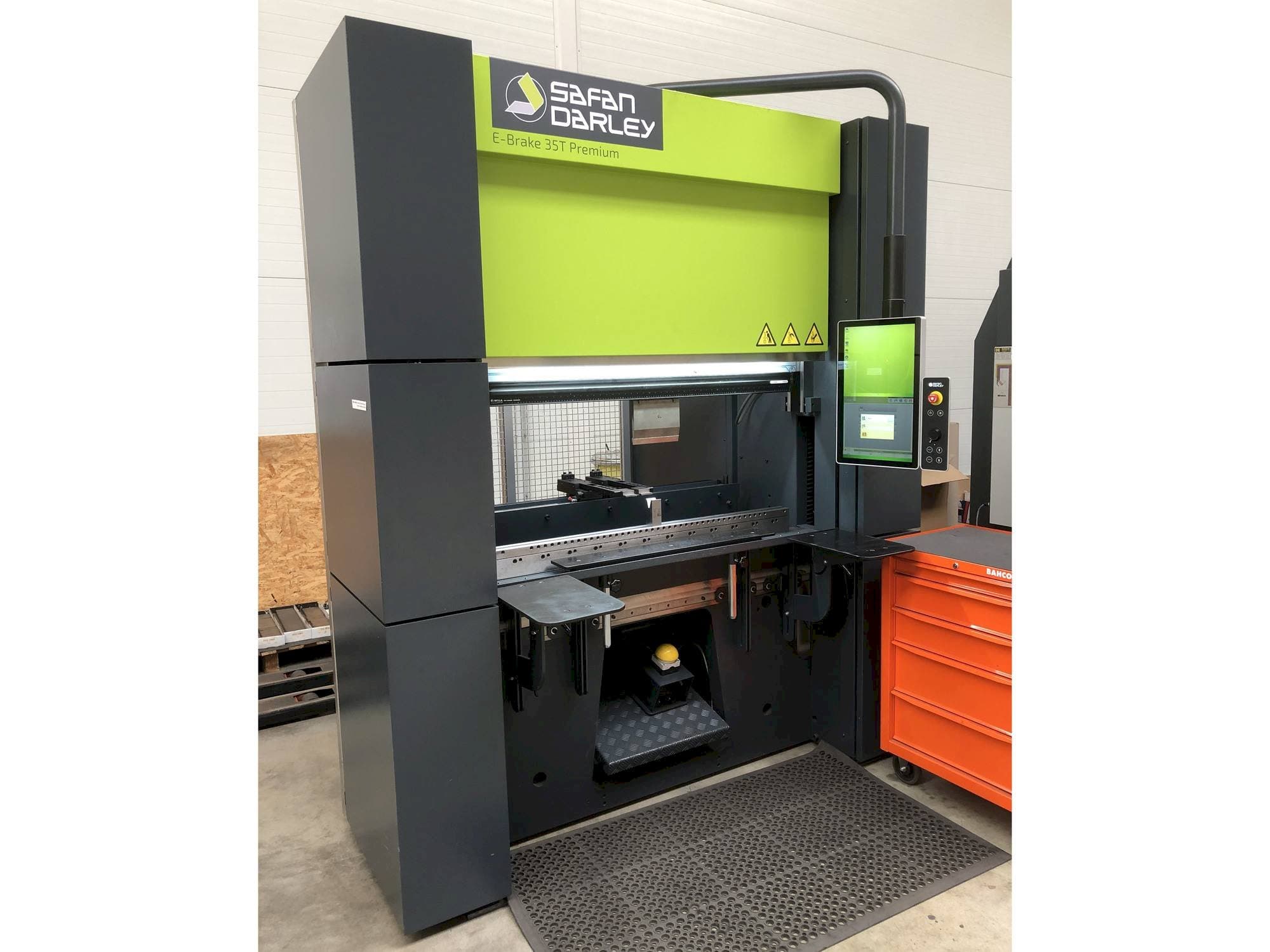 Vista frontal de la máquina Safan Darley E-Brake 35T Premium