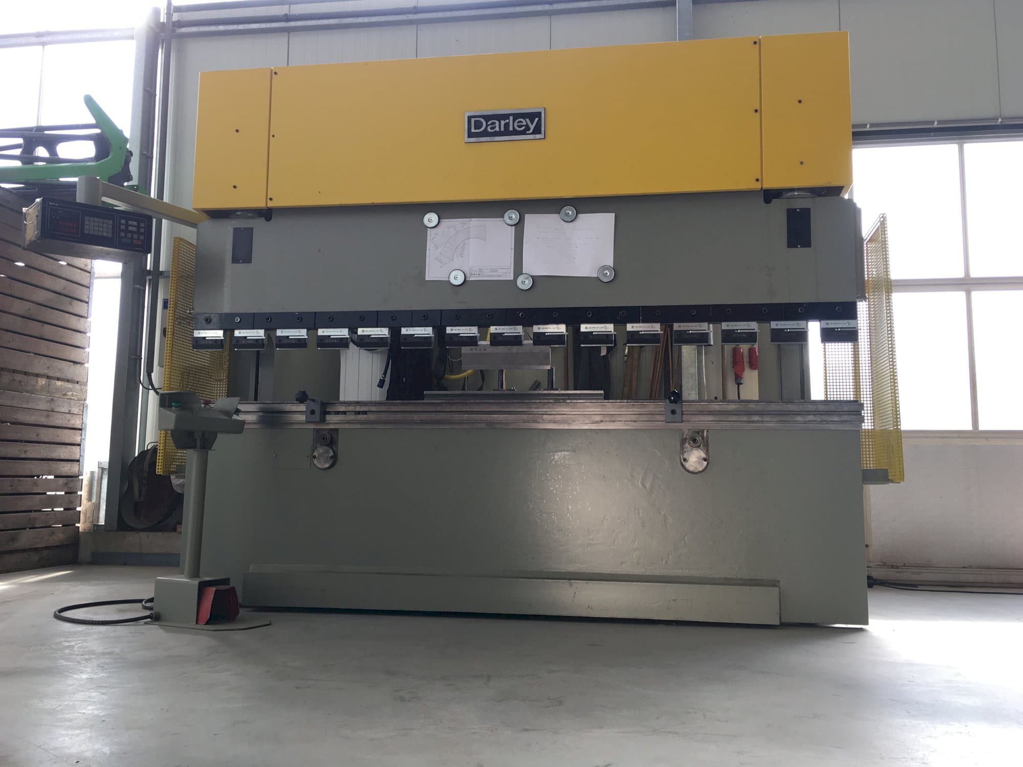 Vista frontal de la máquina Darley EHP 150 31/25