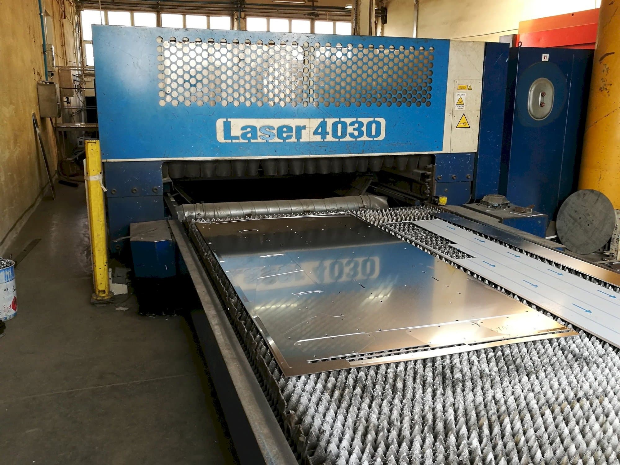 Vista frontal de la máquina Trumpf Trumatic L4030