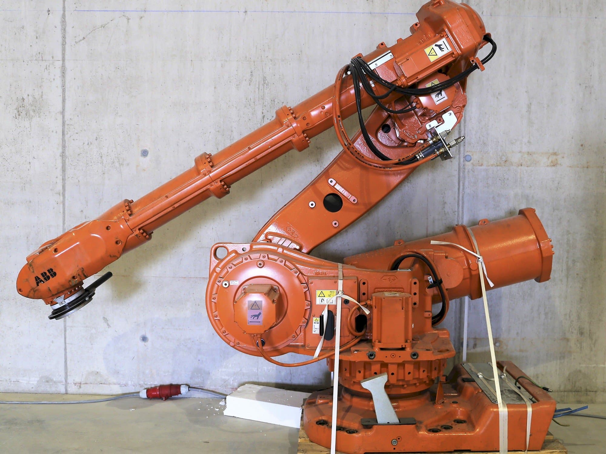 Vista frontal de la máquina ABB 6650