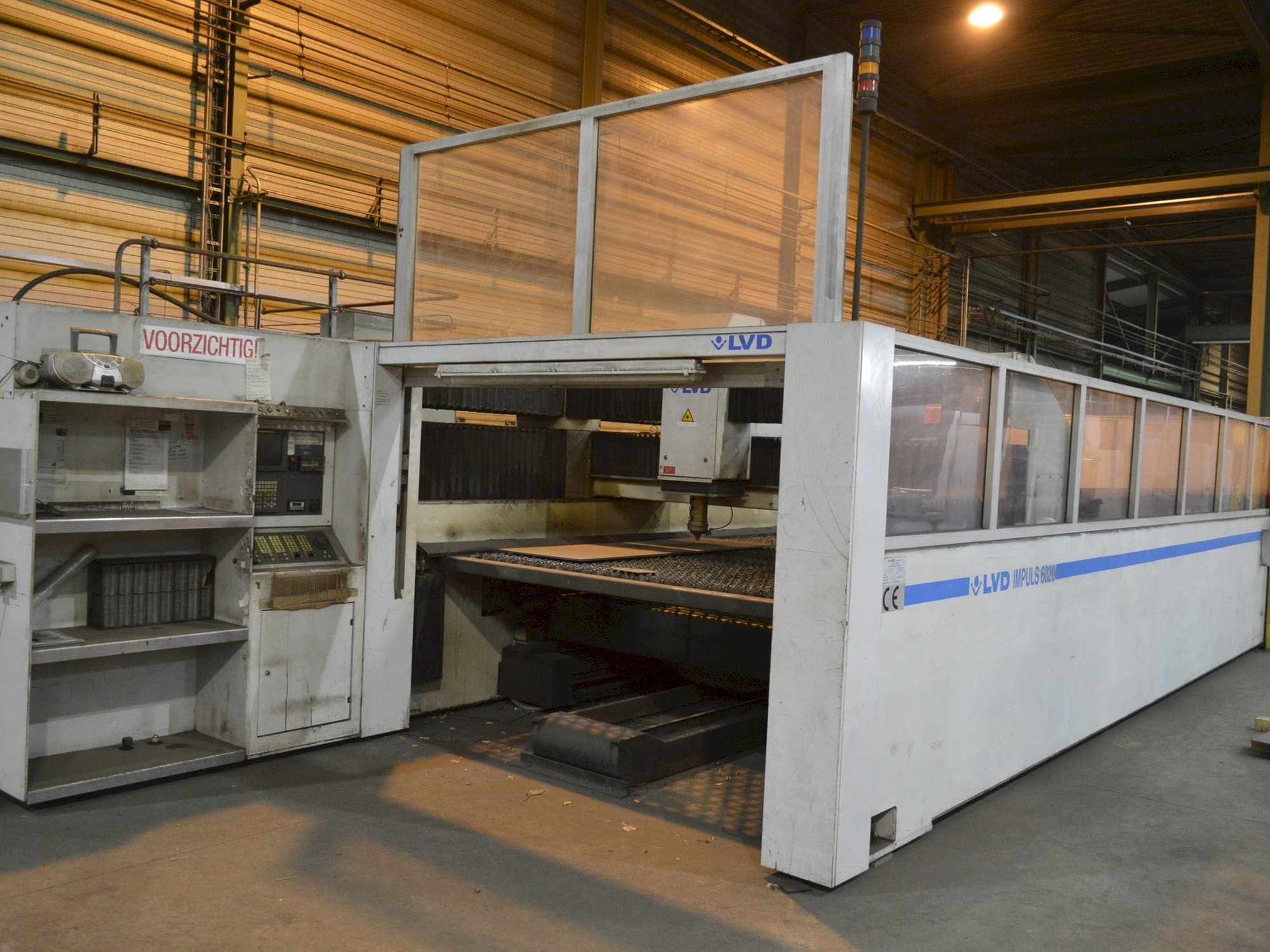 Vista frontal de la máquina LVD IMPULS 6020