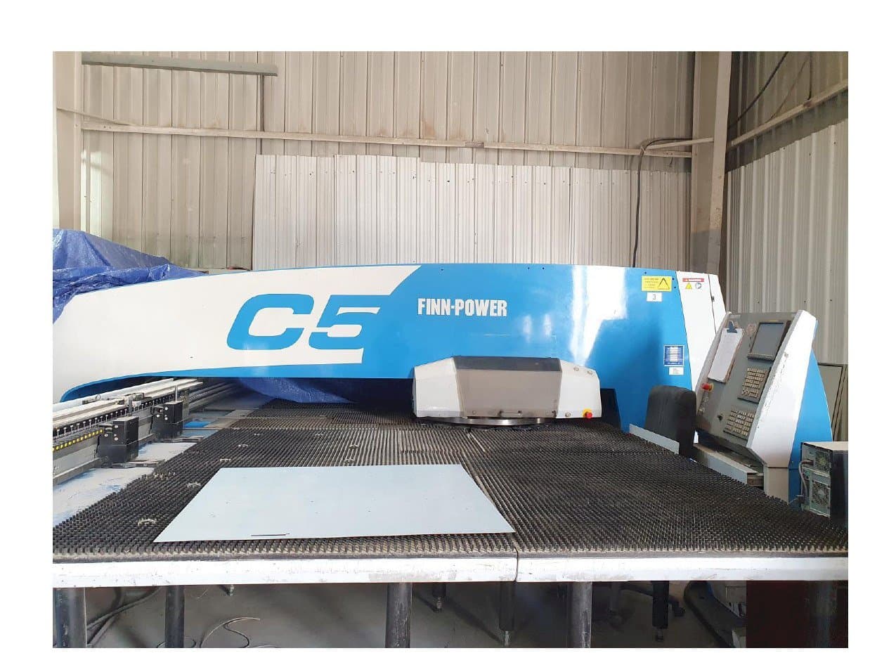 Vista frontal de la máquina Finn-Power C5