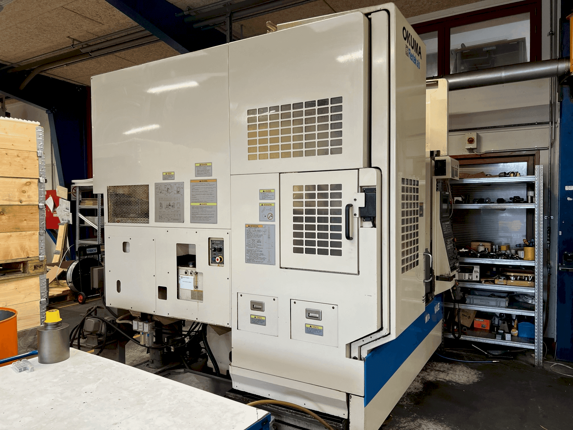 Vista frontal de la máquina Okuma MX-45 VAE