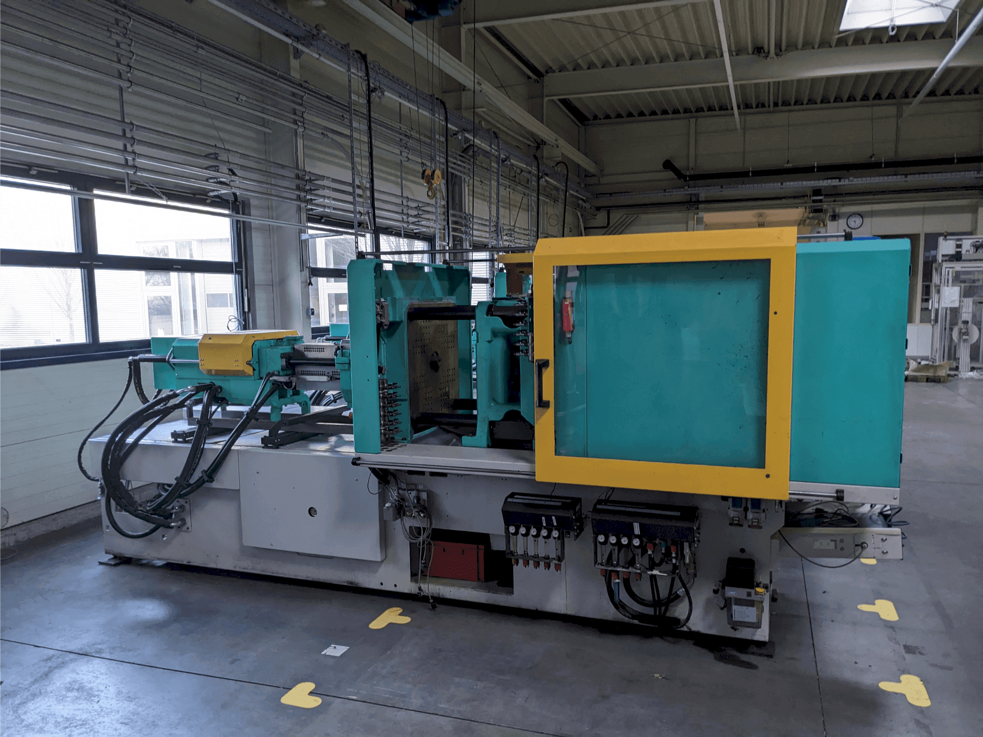 Vista frontal de la máquina Arburg 520 H 1500 - 400