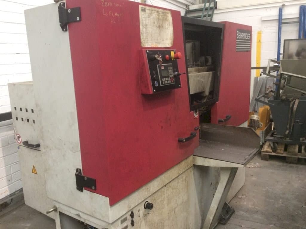 Vista frontal de la máquina Behringer HBE261 A