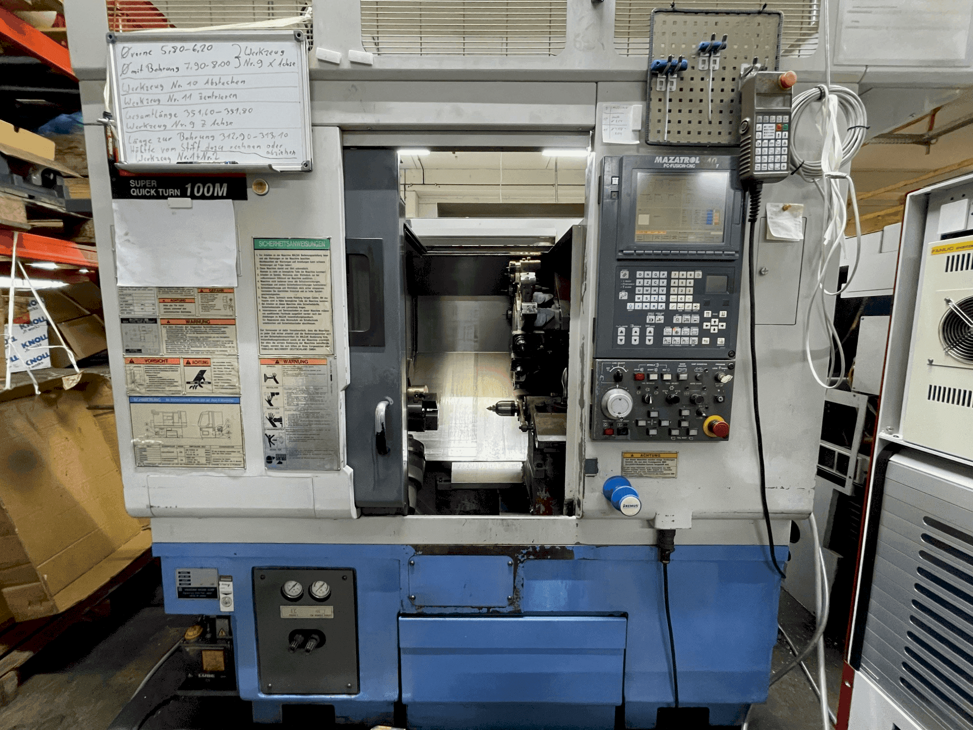 Vista frontal de la máquina Mazak SQT 100M