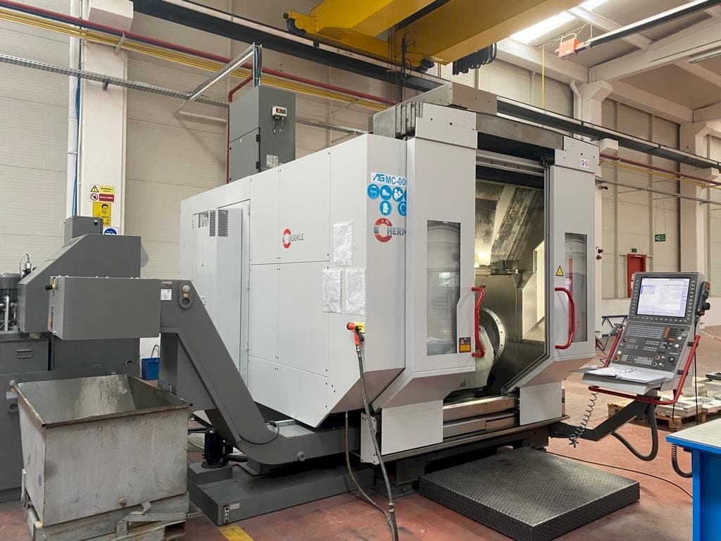 Vista frontal de la máquina HERMLE C42u-mt