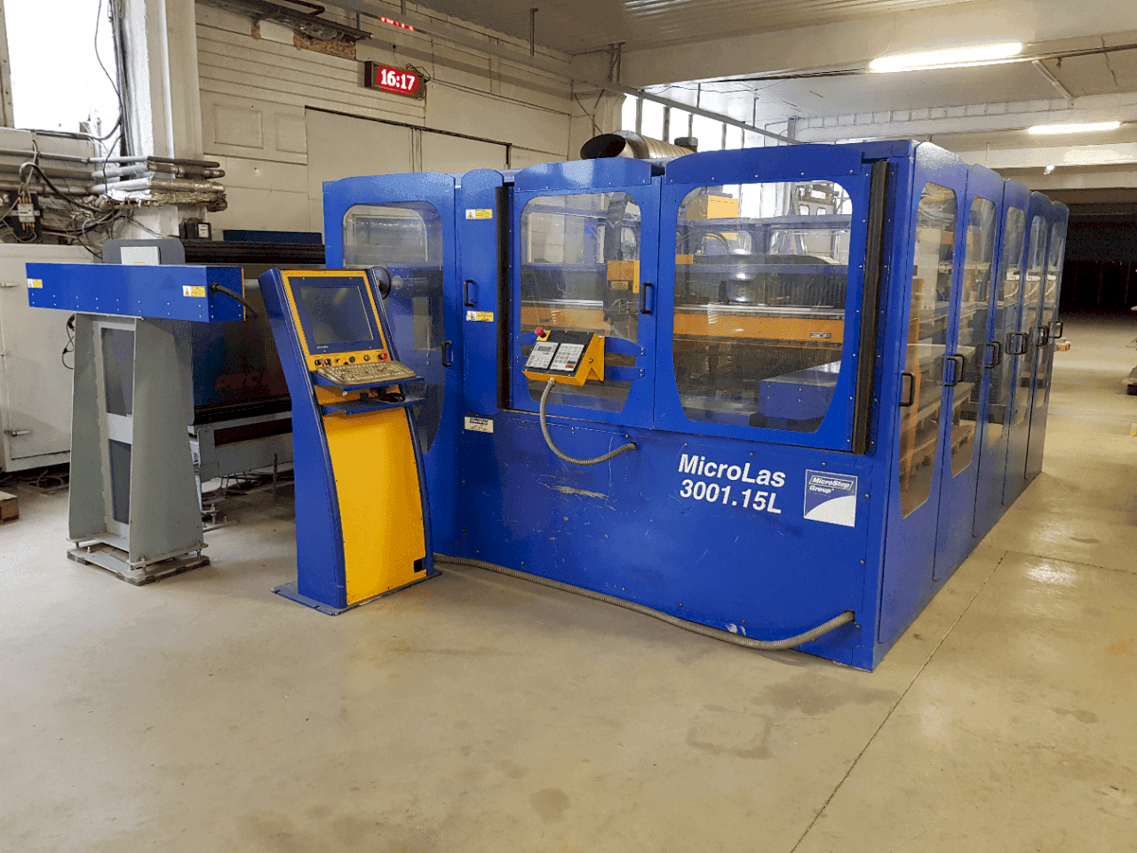 Vista frontal de la máquina MicroStep MicroLas 3001.15L