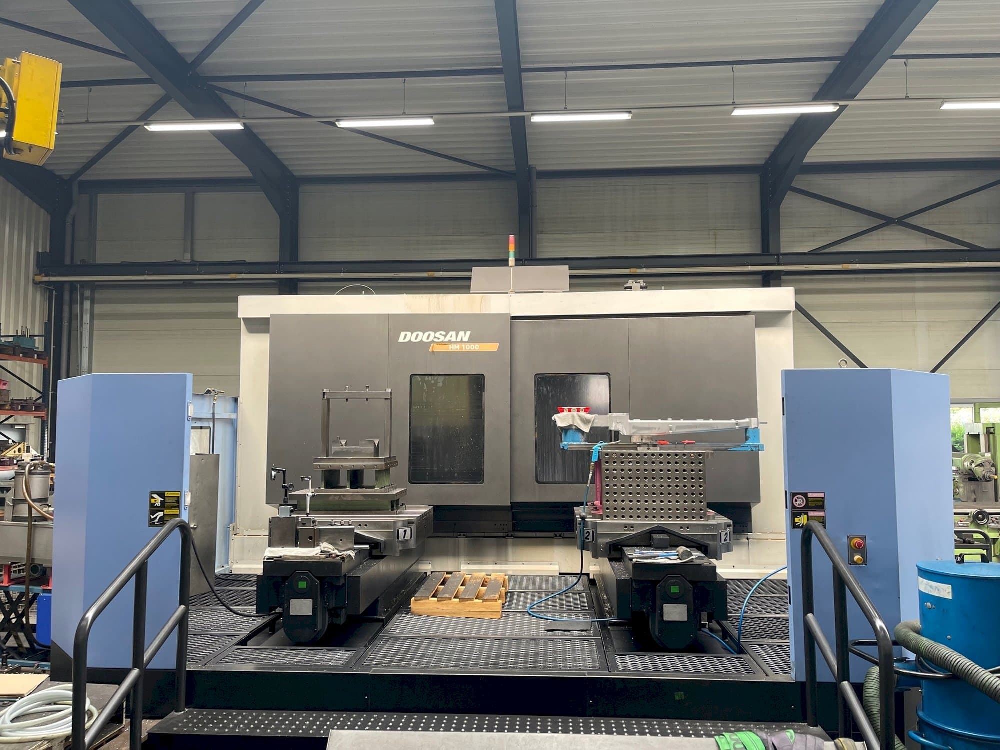 Vista frontal de la máquina Doosan HM 1000