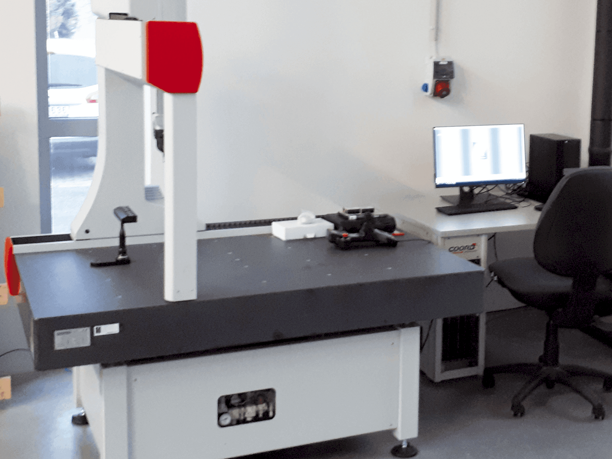 Vista frontal de la máquina Coord3 ARES NT-L 10.7.5 CNC