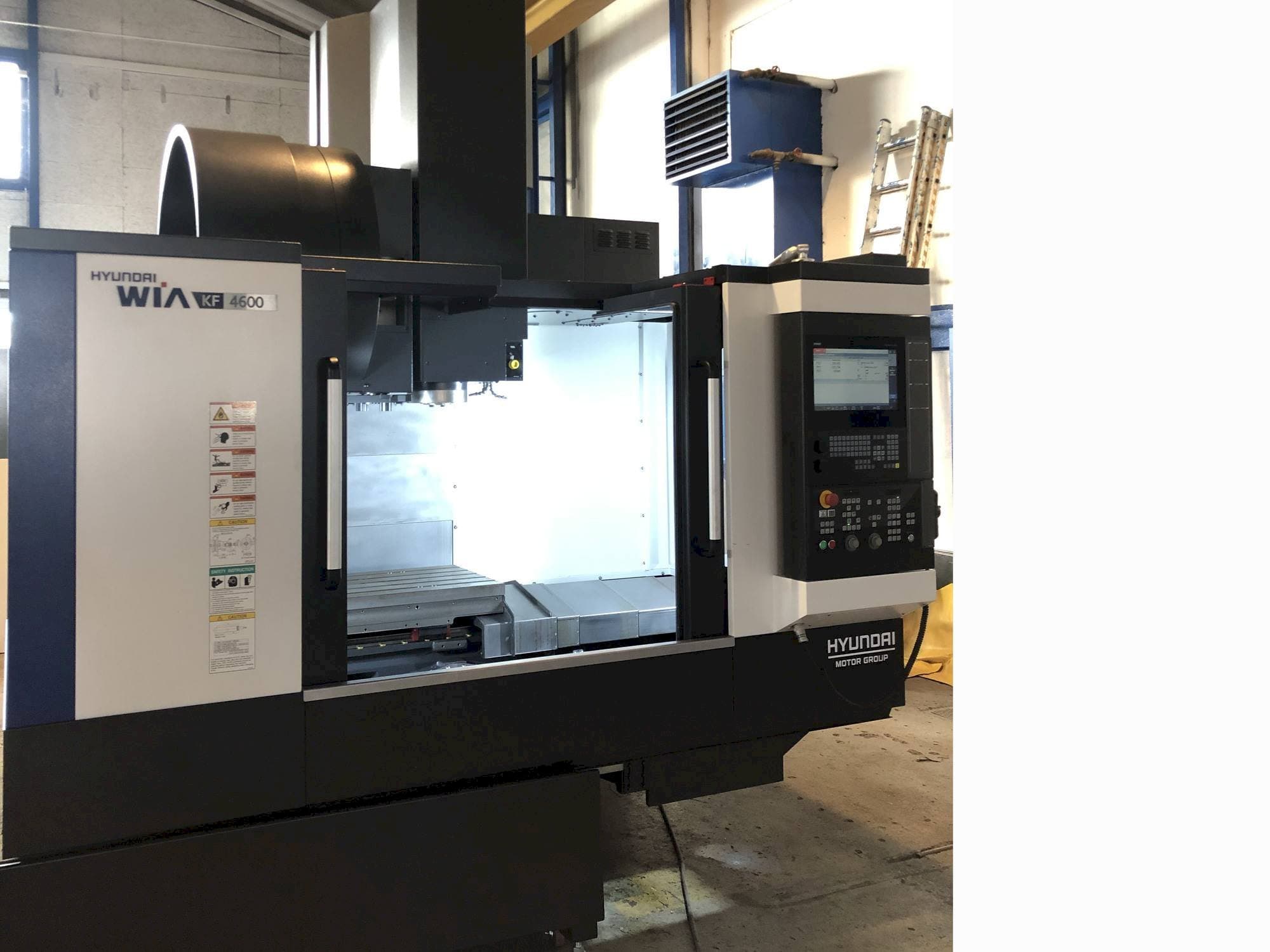 Vista frontal de la máquina Hyundai Wia KF4600