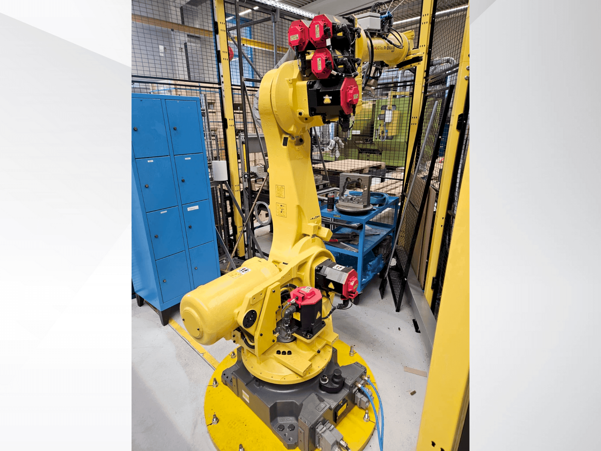 Vista frontal de la máquina FANUC R2000iB/165F