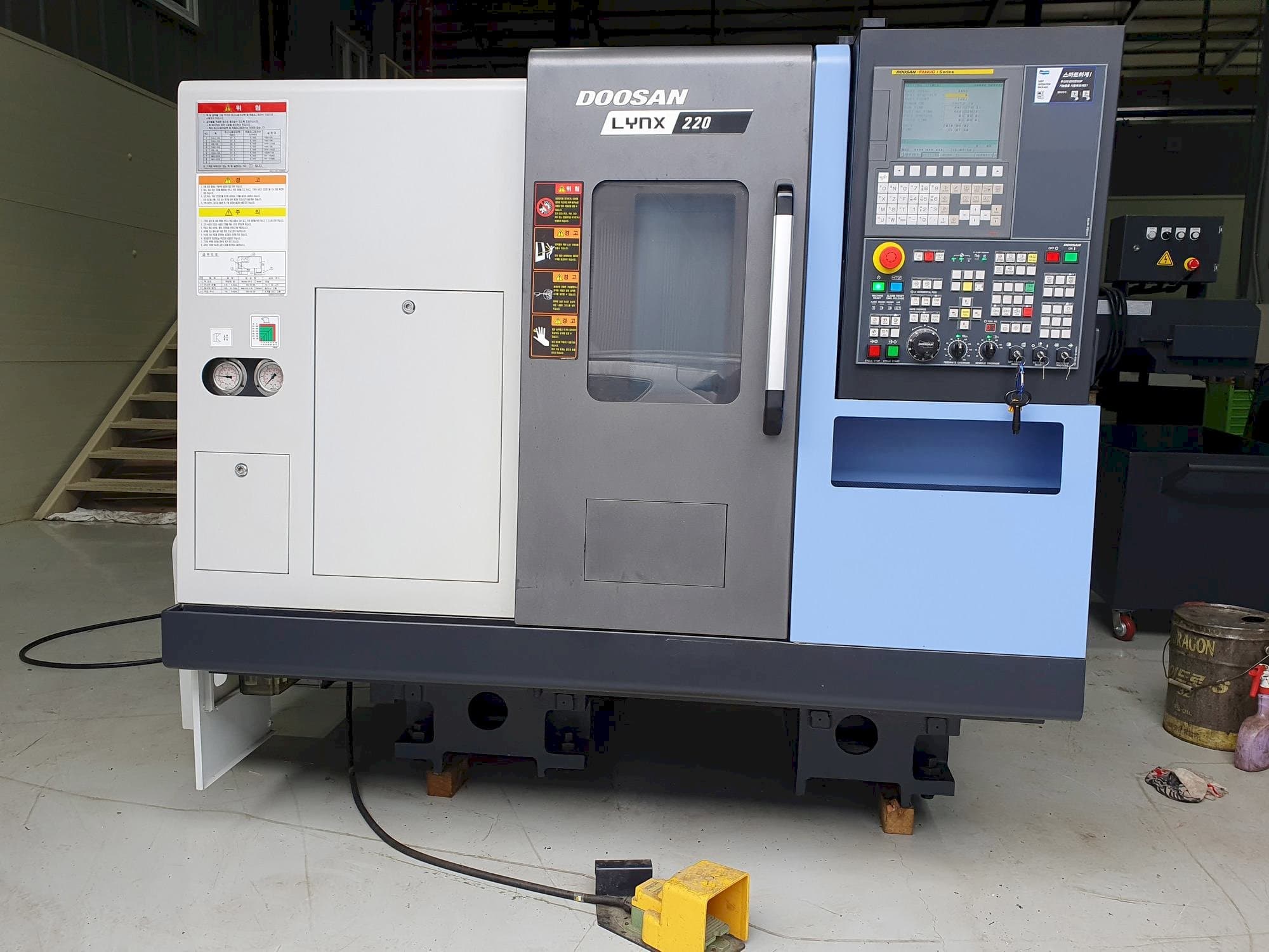 Vista frontal de la máquina Doosan LYNX220C