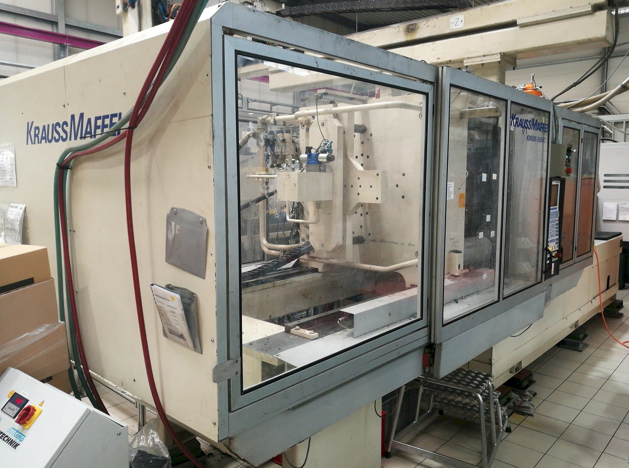 Vista izquierda de la máquina Krauss Maffei KM 500-3500 C1