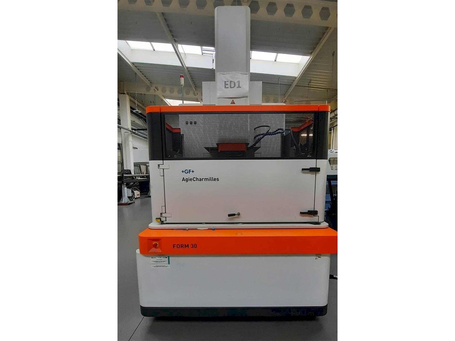 Vista frontal de la máquina AgieCharmilles FORM 30